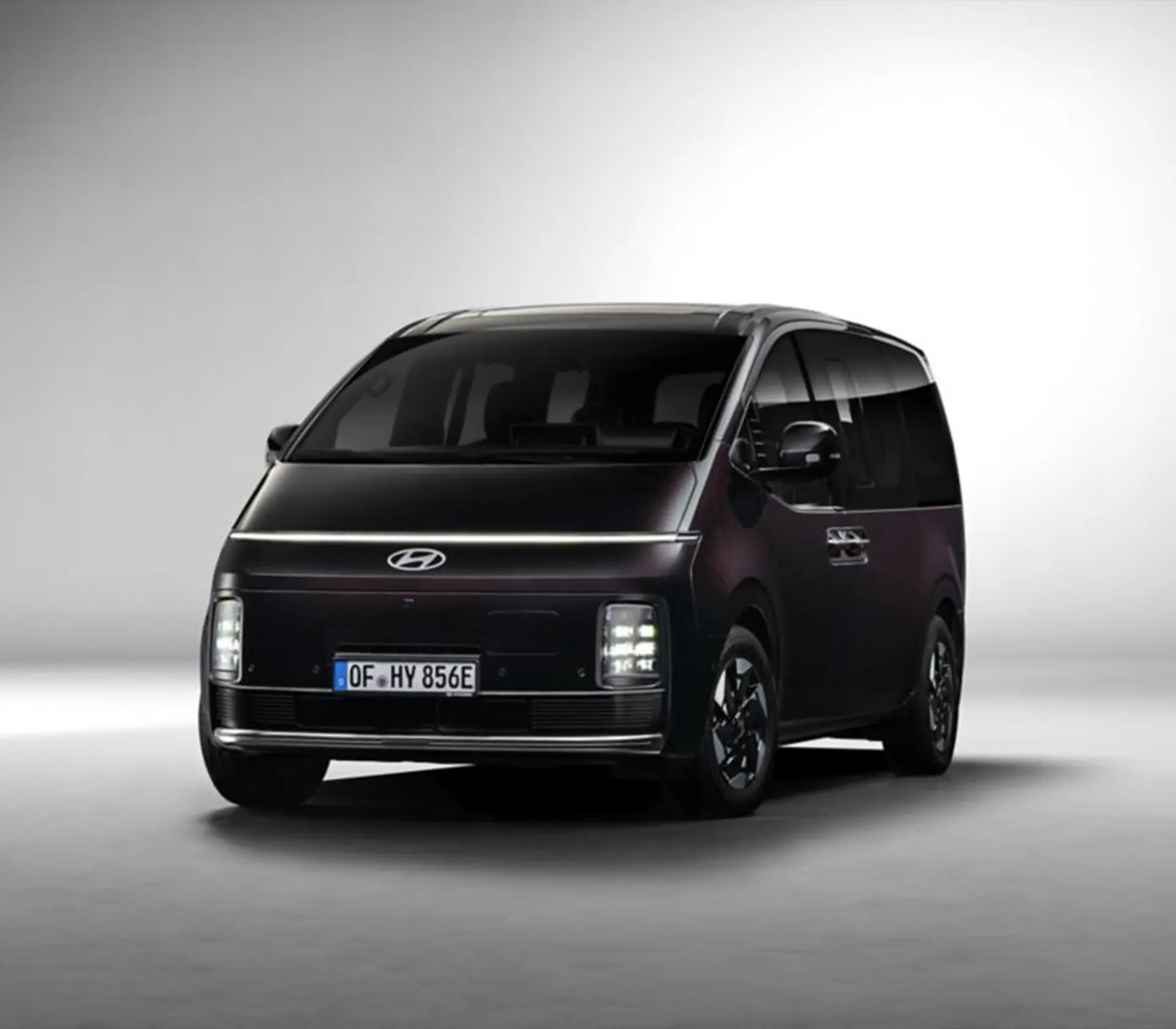 Frontansicht auf den Staria Elektro