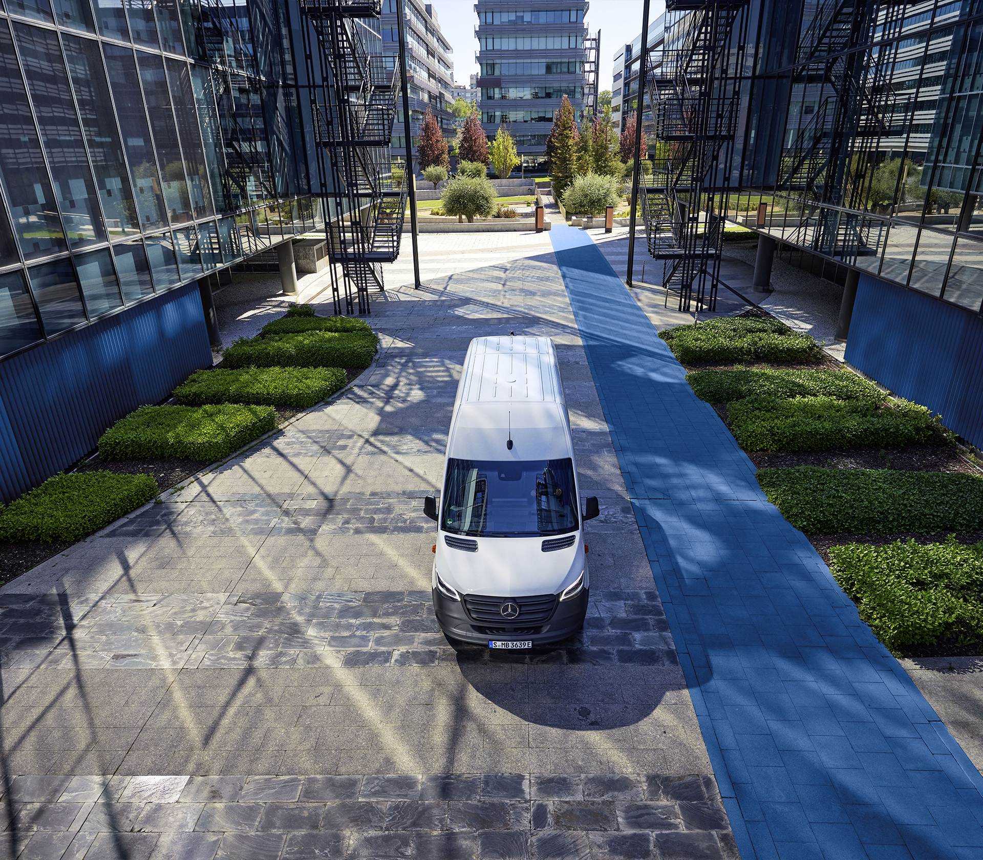 Mercedes-Benz e-Sprinter von oben in einer modernen Umgebung mit modernen Glasgebäuden