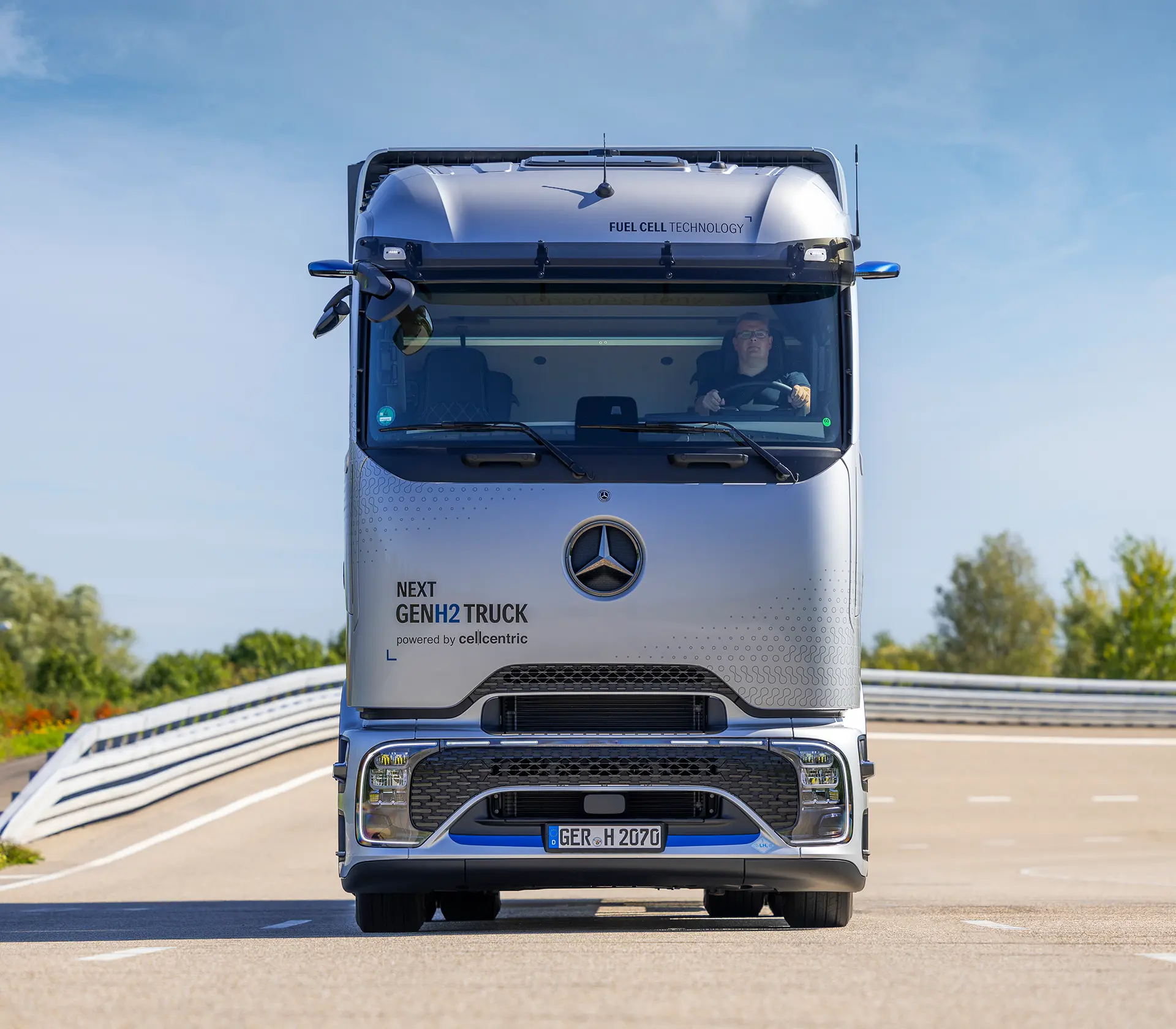 die Frontansicht auf den NextGenH2 Truck, welcher auf der Autobahn fährt