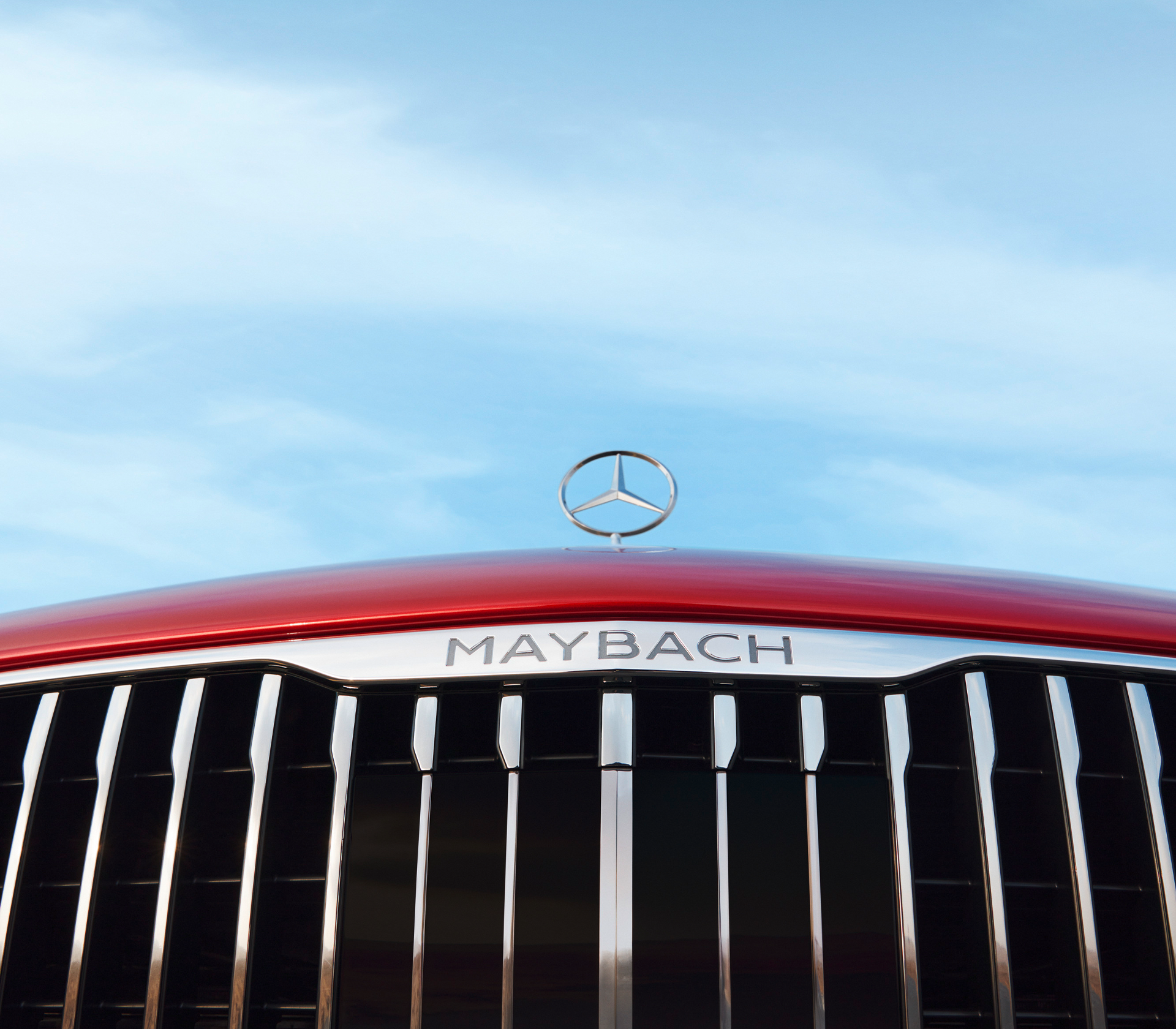 Maybach SL Kühlgrill mit Mercedes Stern auf der Motorhaube - blauer Himmel im Hintergrund