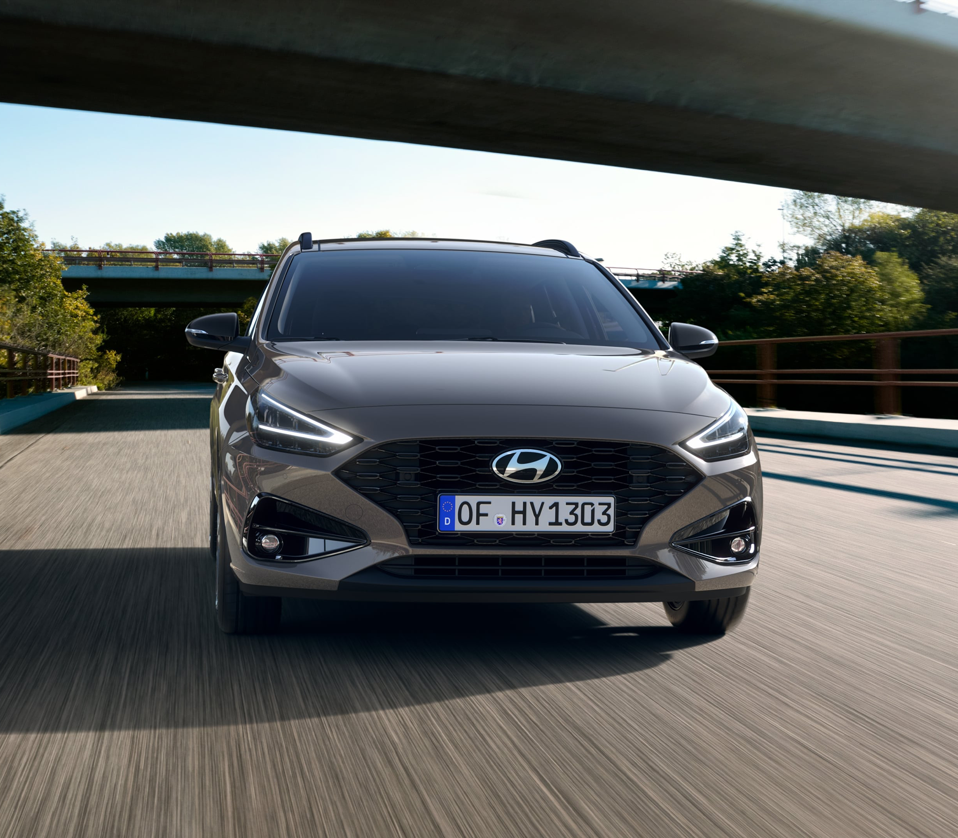 Hyundai i30 MY25 Fronatansicht bei der Fahrt