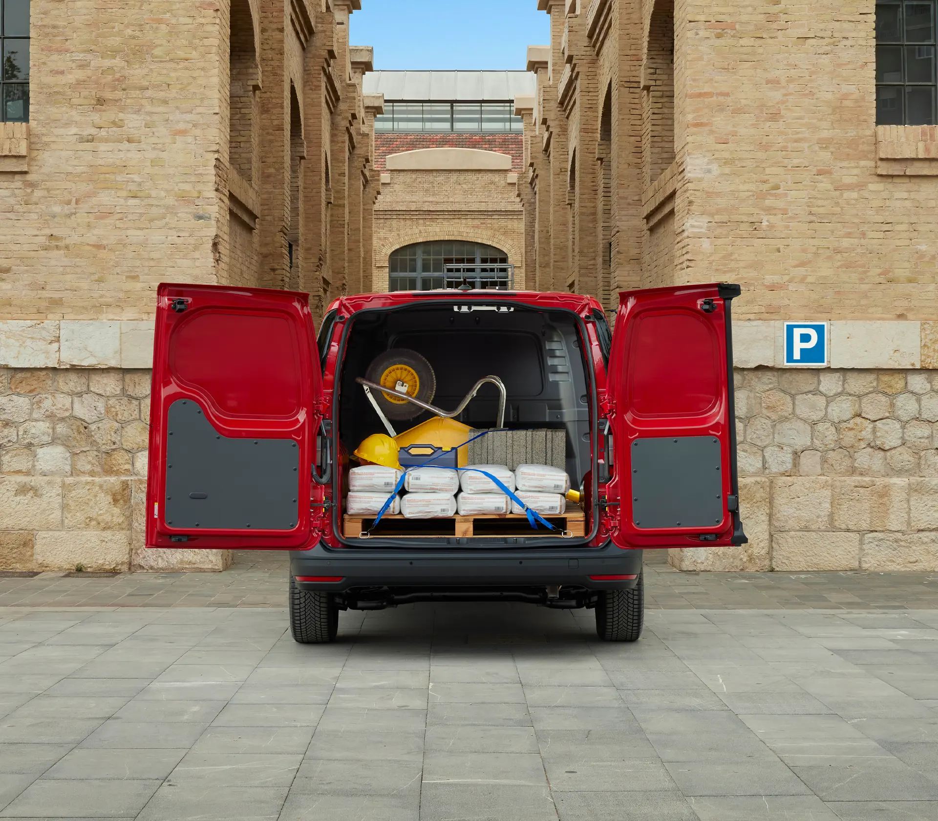 geöffneten hinteren Türen des Transit-Connect die auf einen vollen Laderaum zeigen