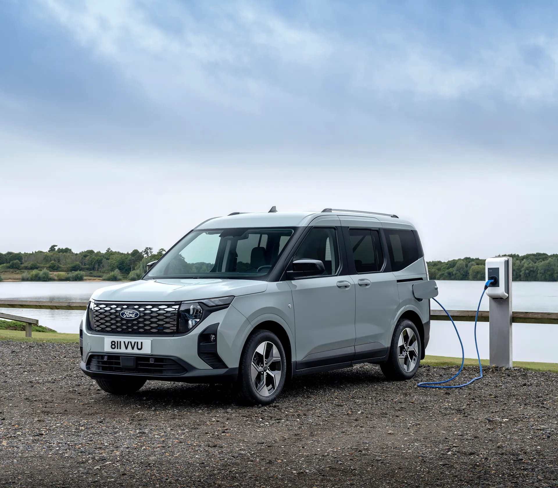 E-Tourneo Courier läd an der Ladesäule mit See im Hintergrund