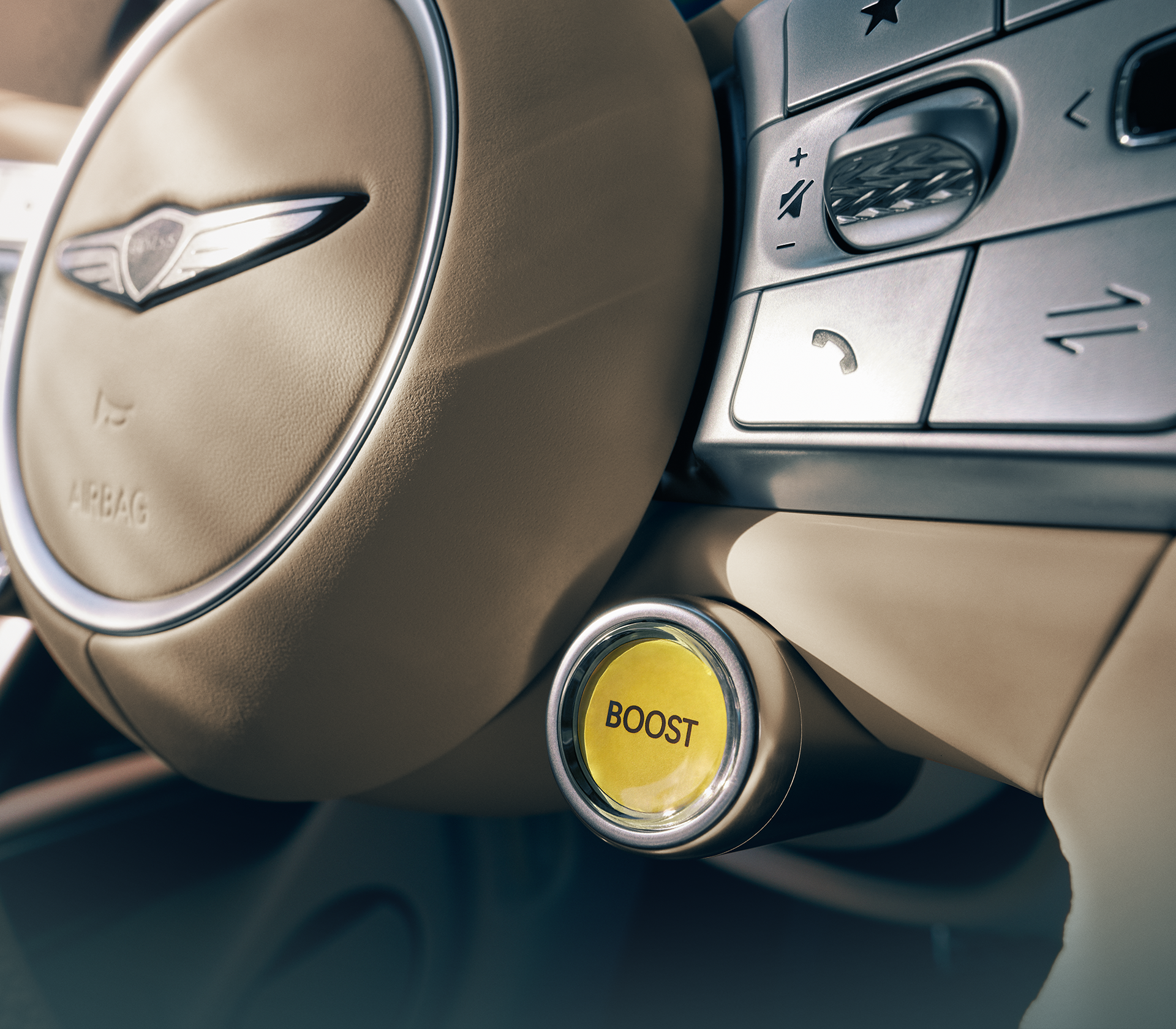 Genesis GV 60 Nahaufnahme des Lenkrades mit dem Genesis Logo und dem Boost Knopf