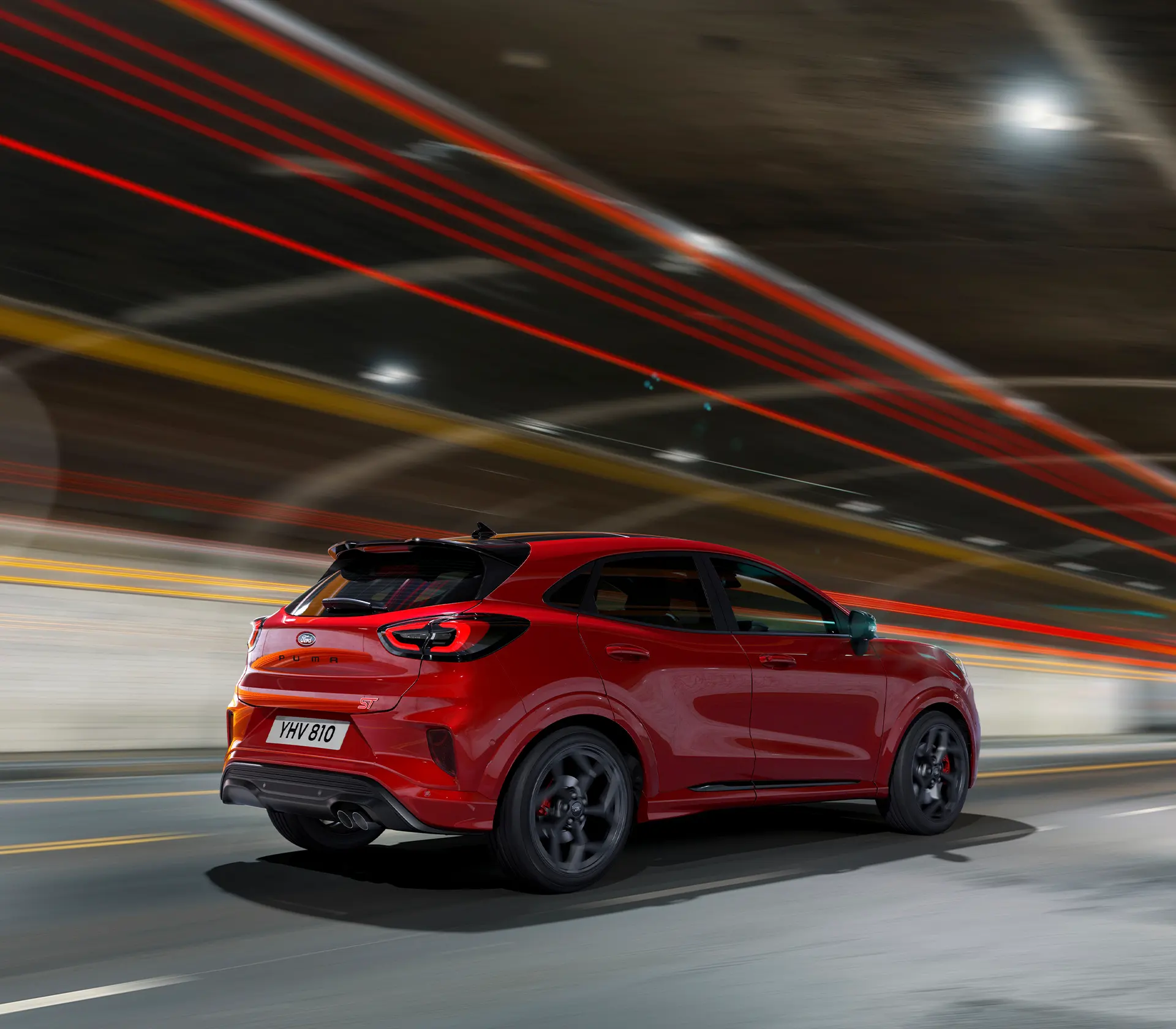 Roter Puma St fährt auf der Straße