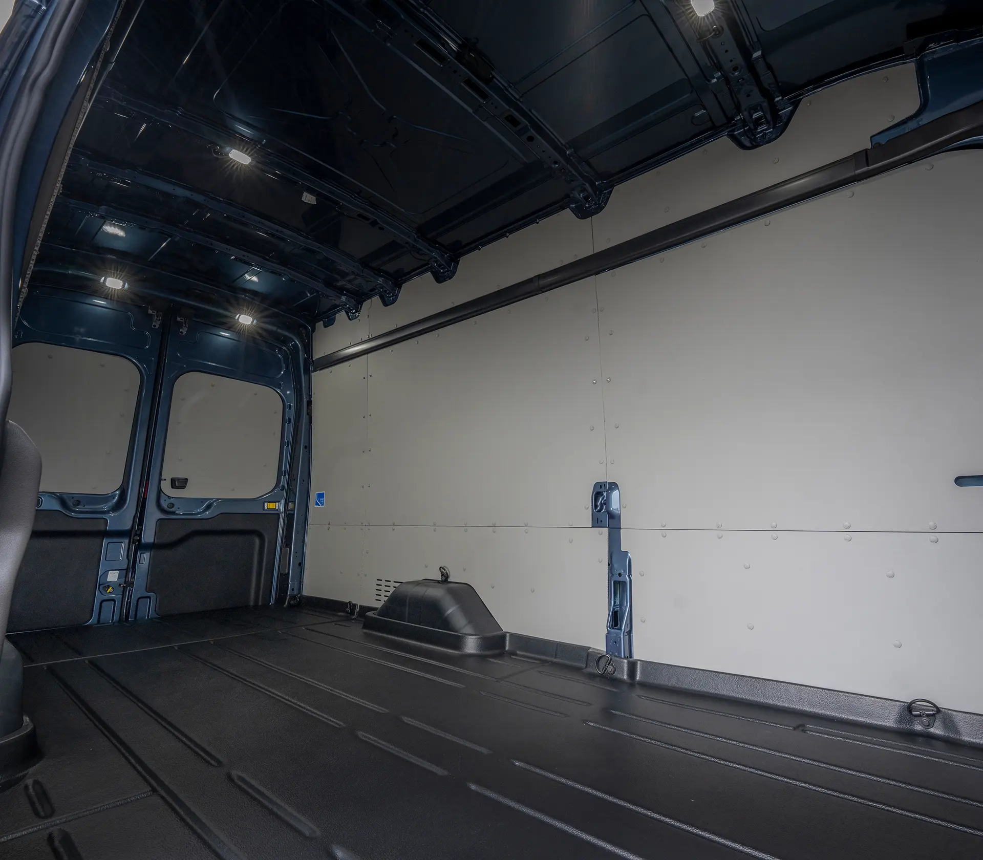 ein leerer Innenraum des E-Transit