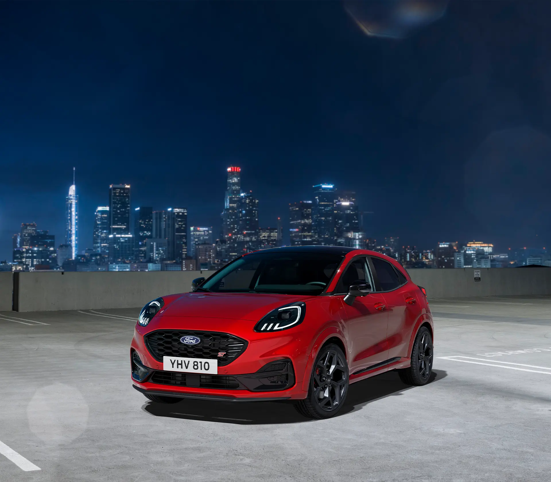 Der Puma ST bei Nacht mit der Skyline im Hintergrung