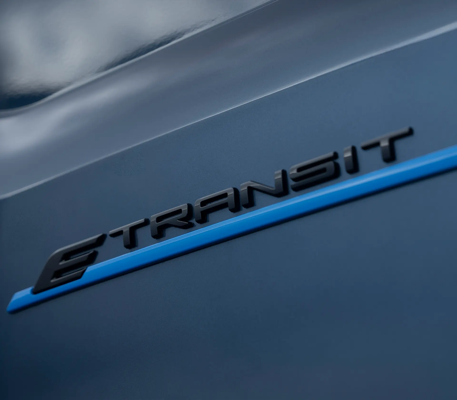 Detailaufnahme vom Logo des E-Transit