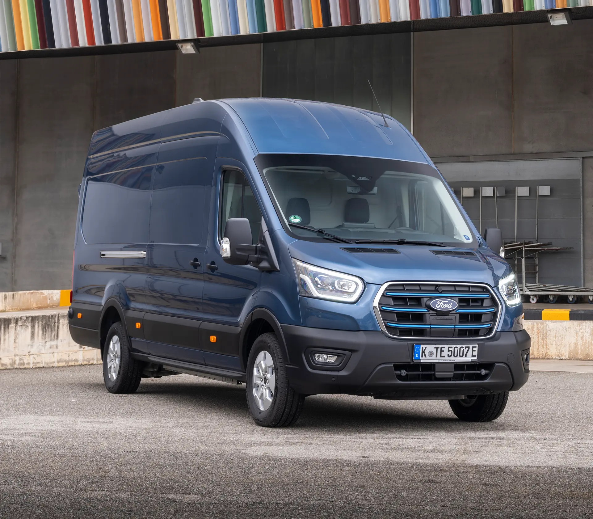 Standbild von vorne von einem blauem e-Transit