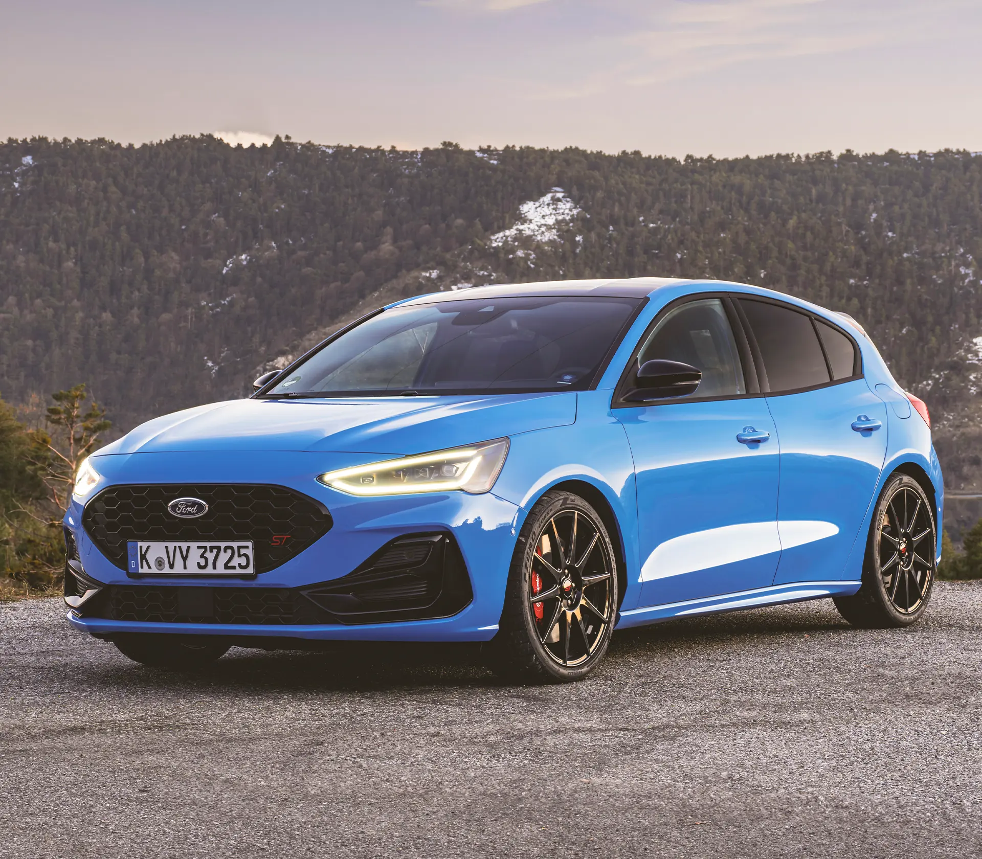 ein Focus ST von vorne vor Bergen