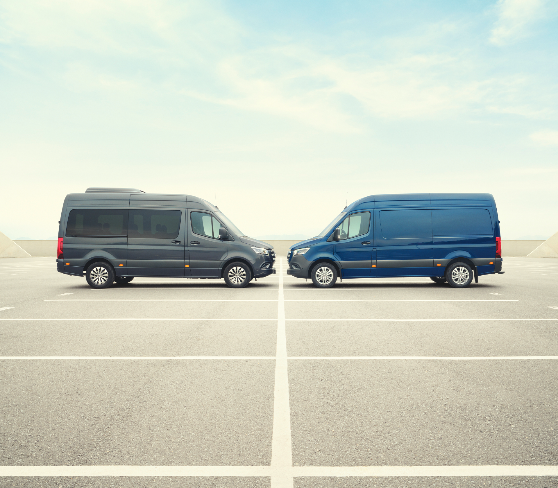 Mercedes-Benz Sprinter blau und grau, die sich mit der Front gegenüberstehen 