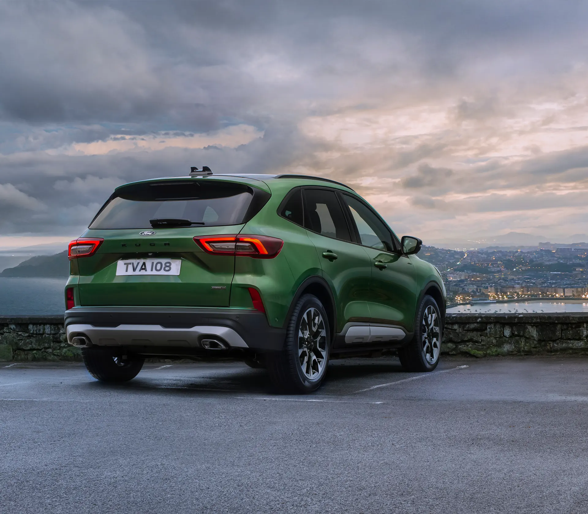 Heckansicht des grünen Kuga mit Ausblick