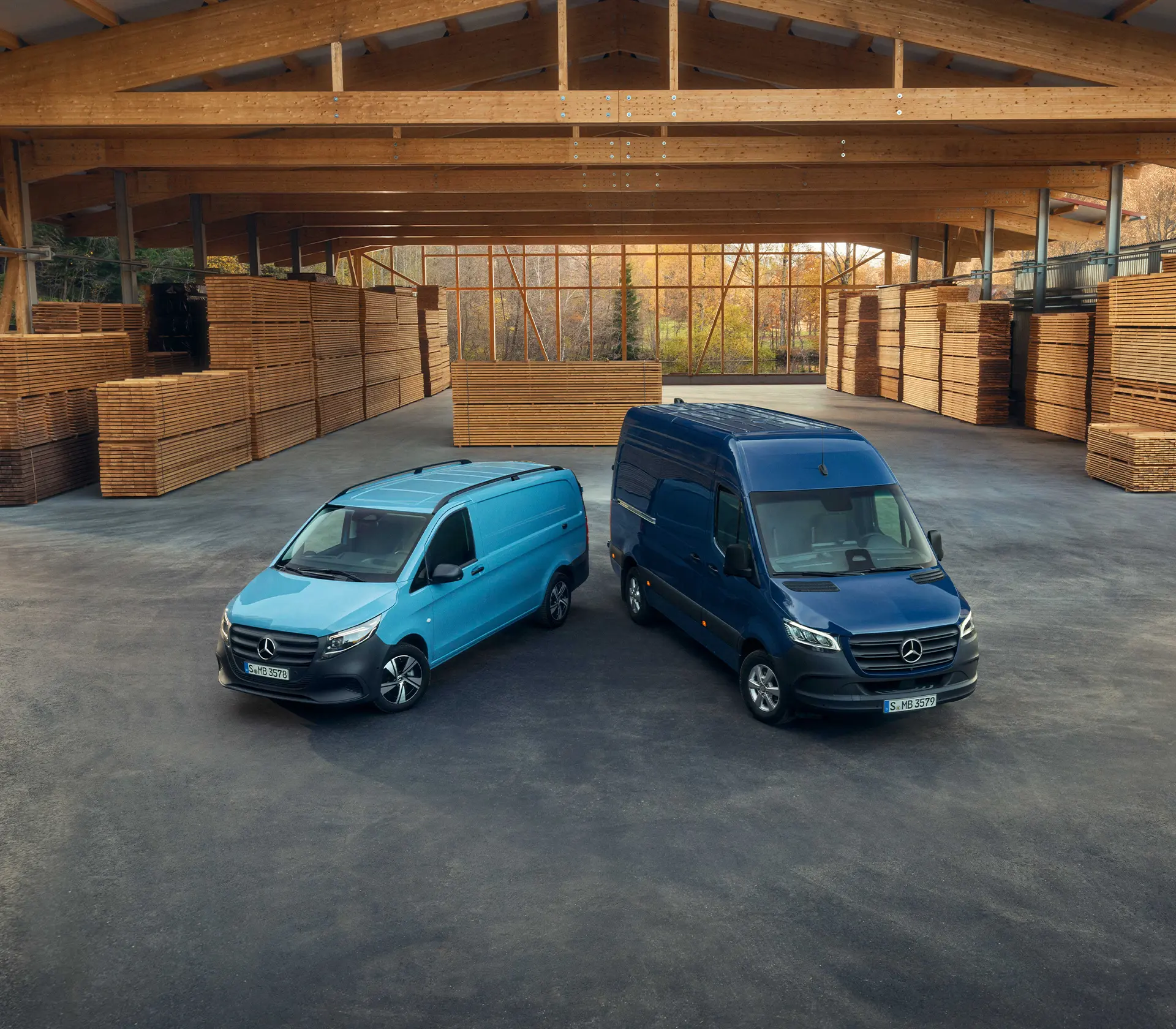 ein Vito und ein Sprinter stehen nebeneinander in einer Holz Halle