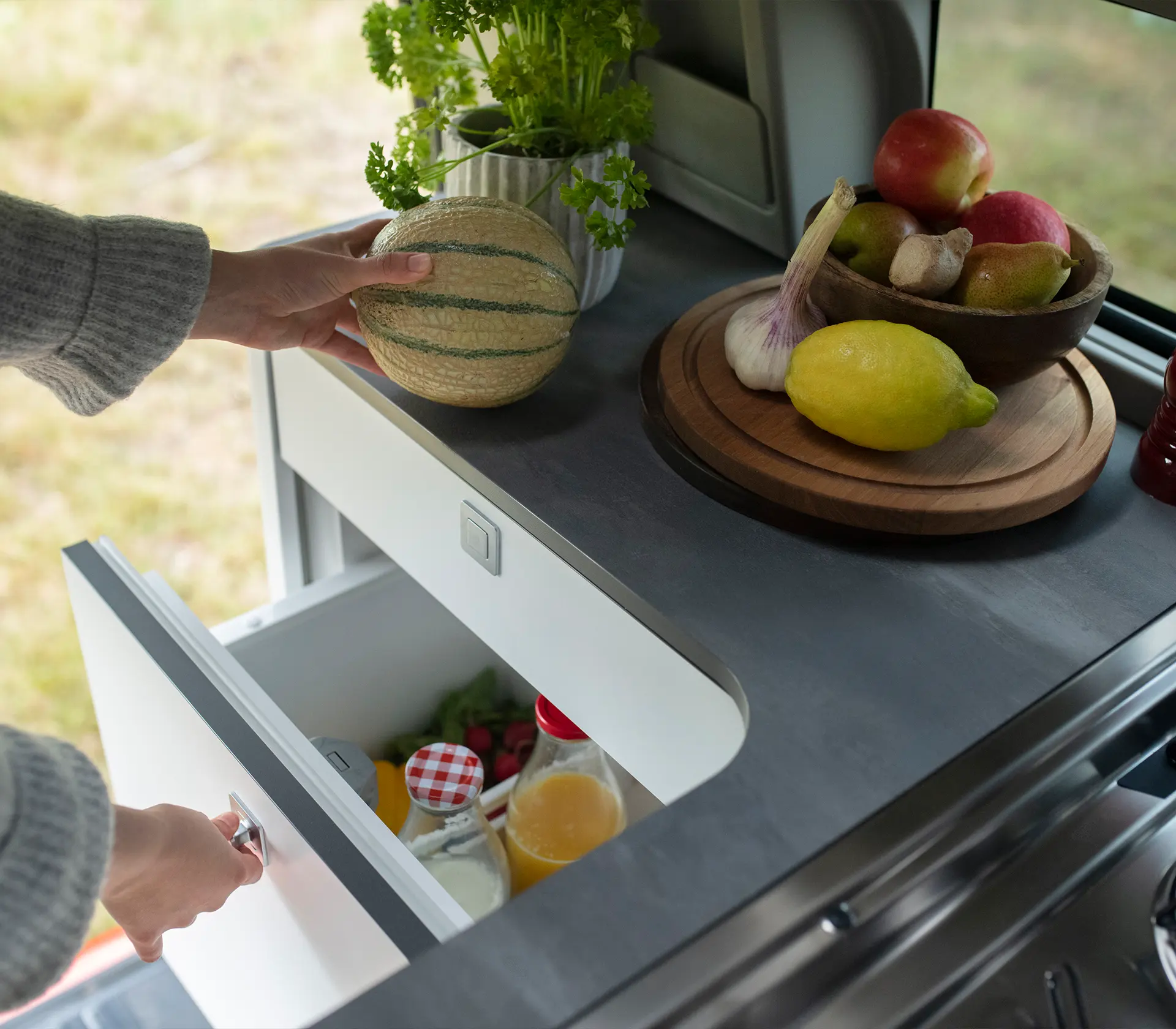 offene Schublade in der Küche des Ford Nugget