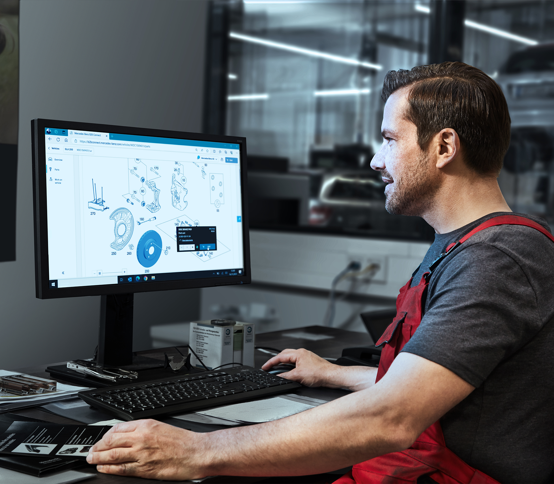 Teile und Zubehör Parts Pro Mitarbeiter sitzt am Pc