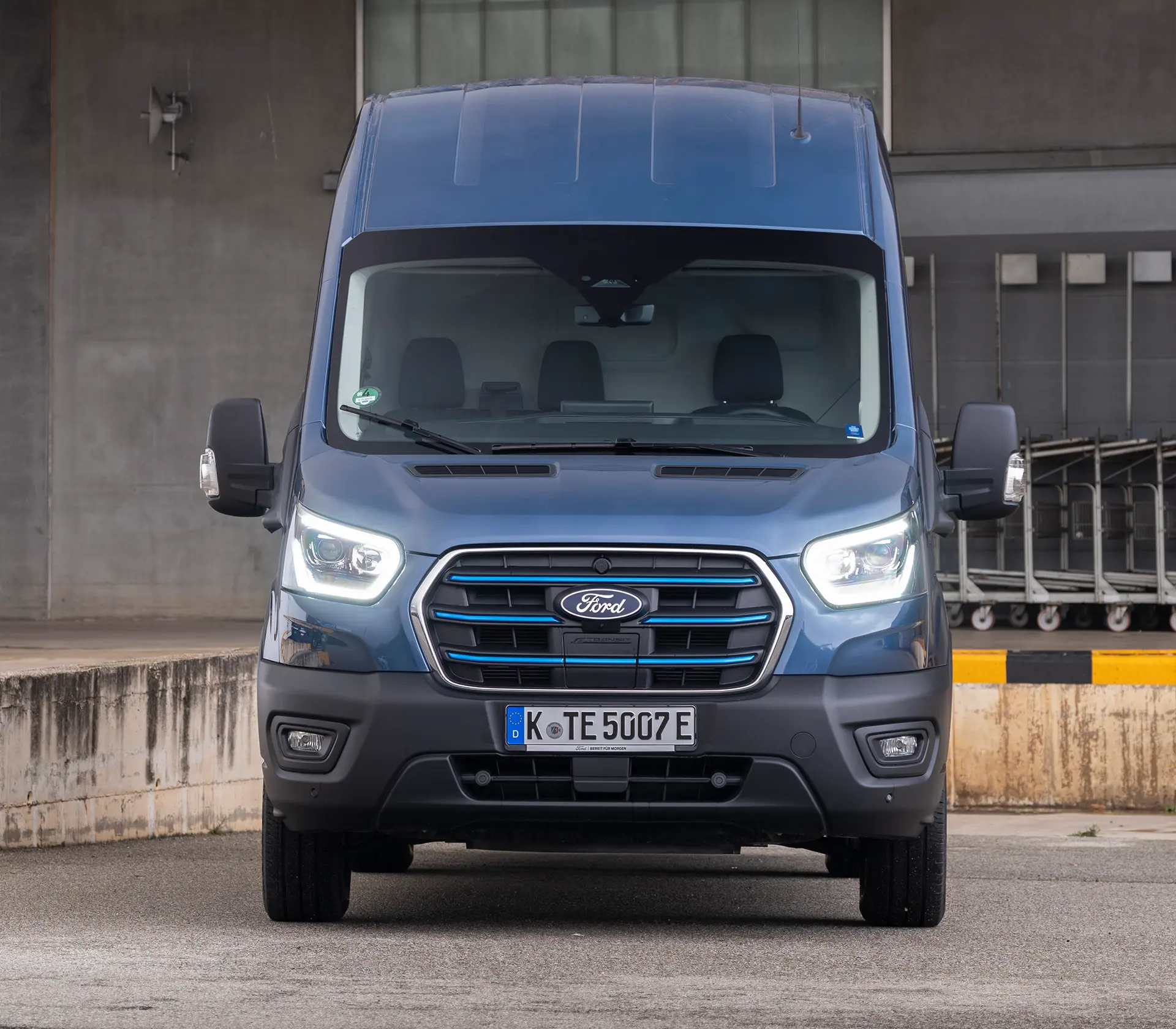 Die Front vom blauen E-Transit mit Blick auf die Kabine