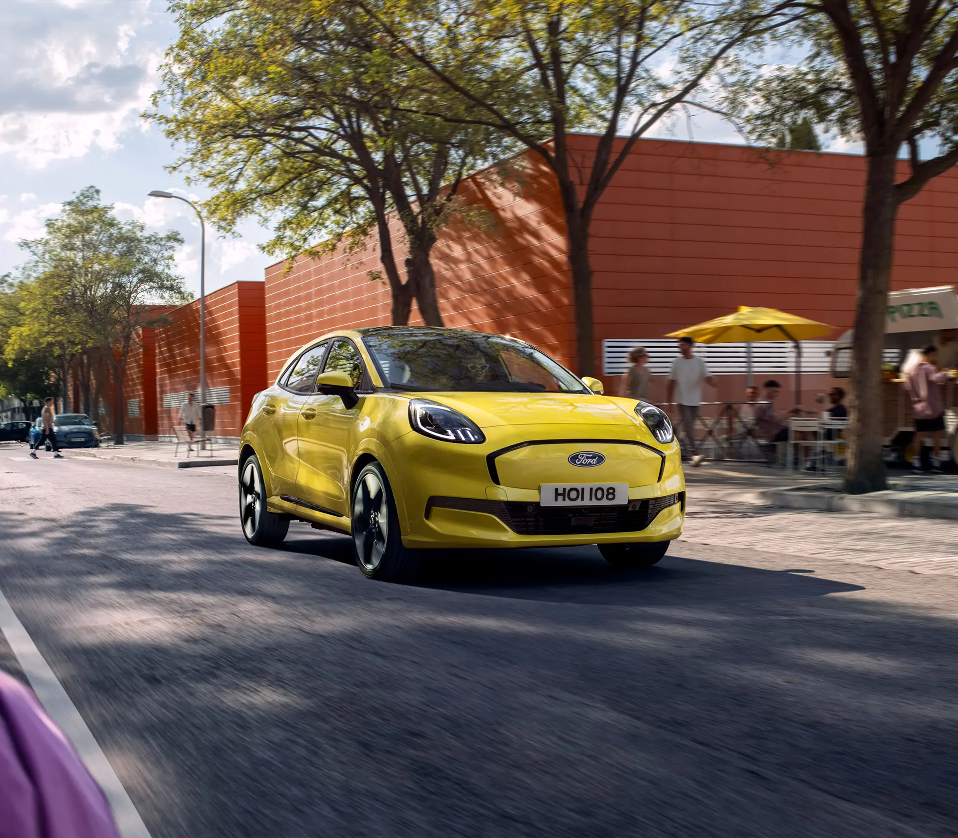 gelber Puma Gen-e fährt auf der Straße durch die Innenstadt