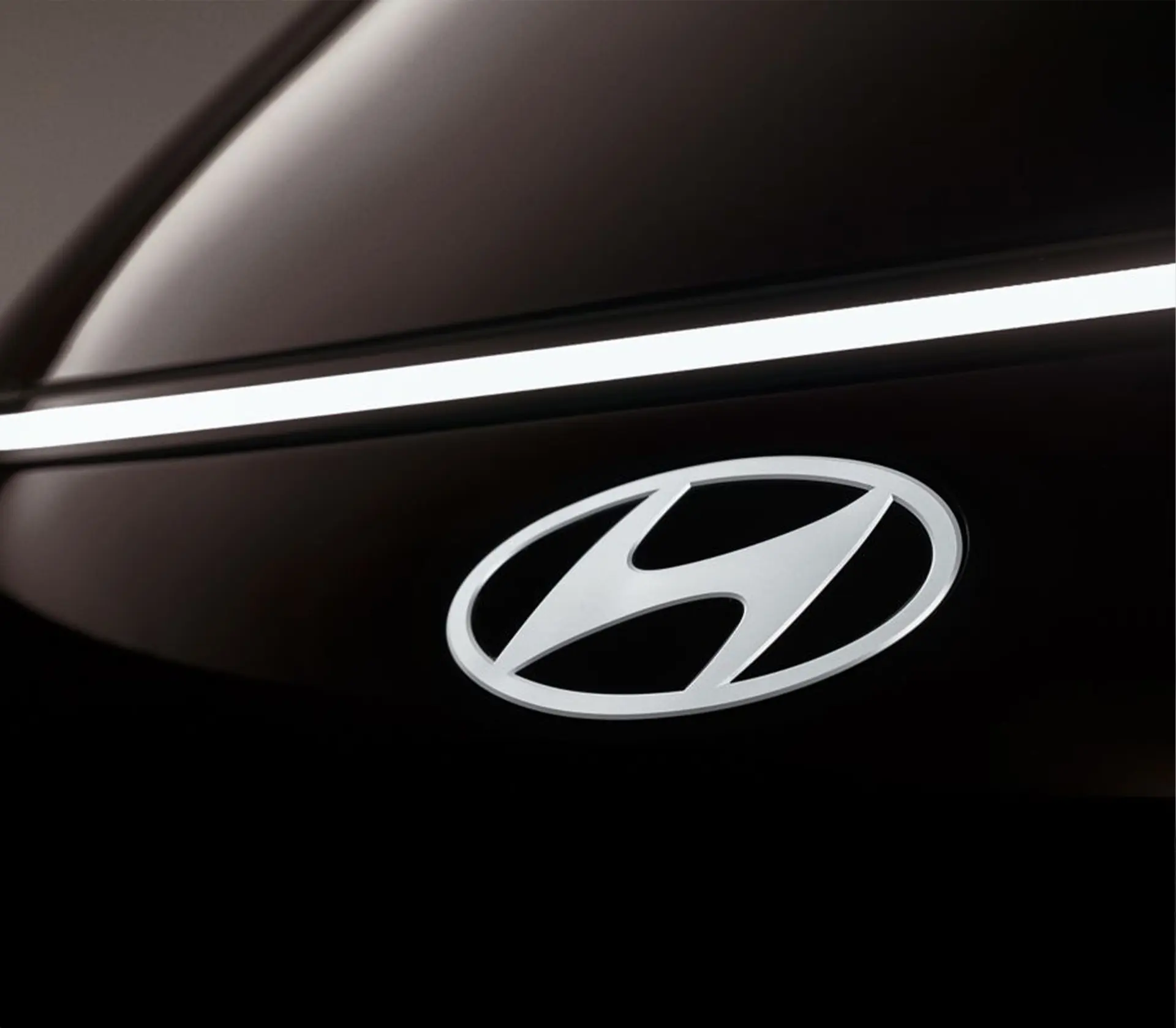 Detailaufnahme des Hyundai Logos bei Staria Elektro