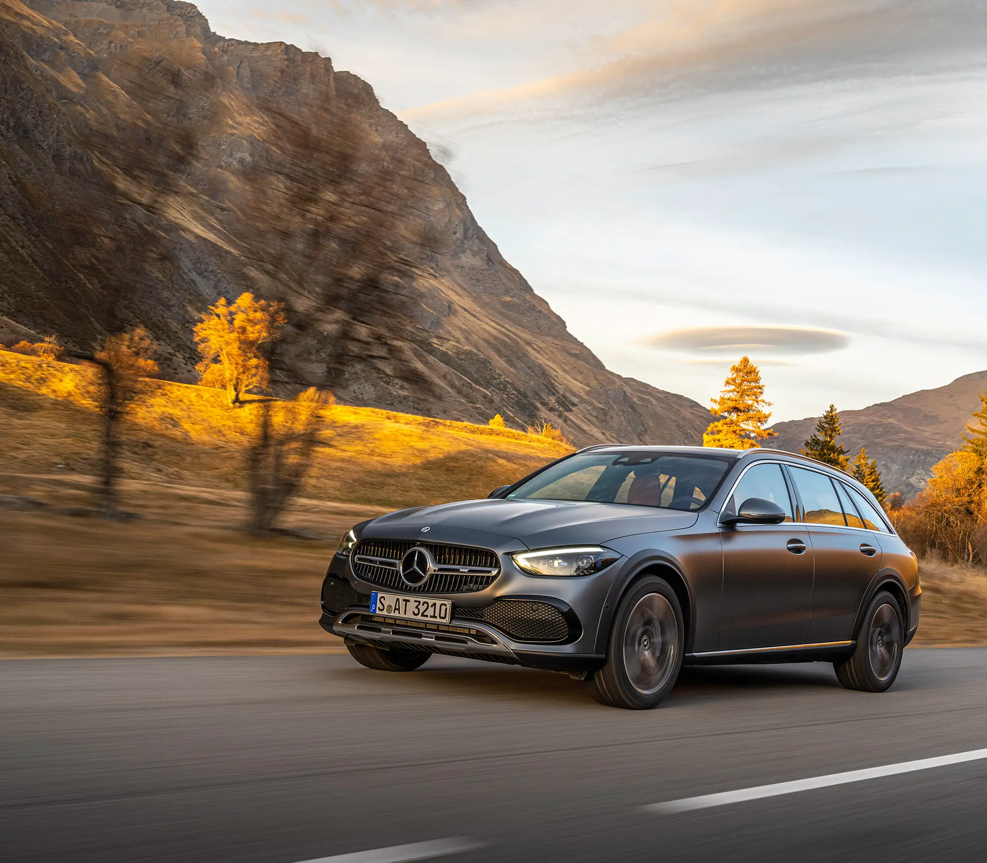 Mercedes-Benz C-Klasse All-Terrain Frontansicht bei der Fahrt
