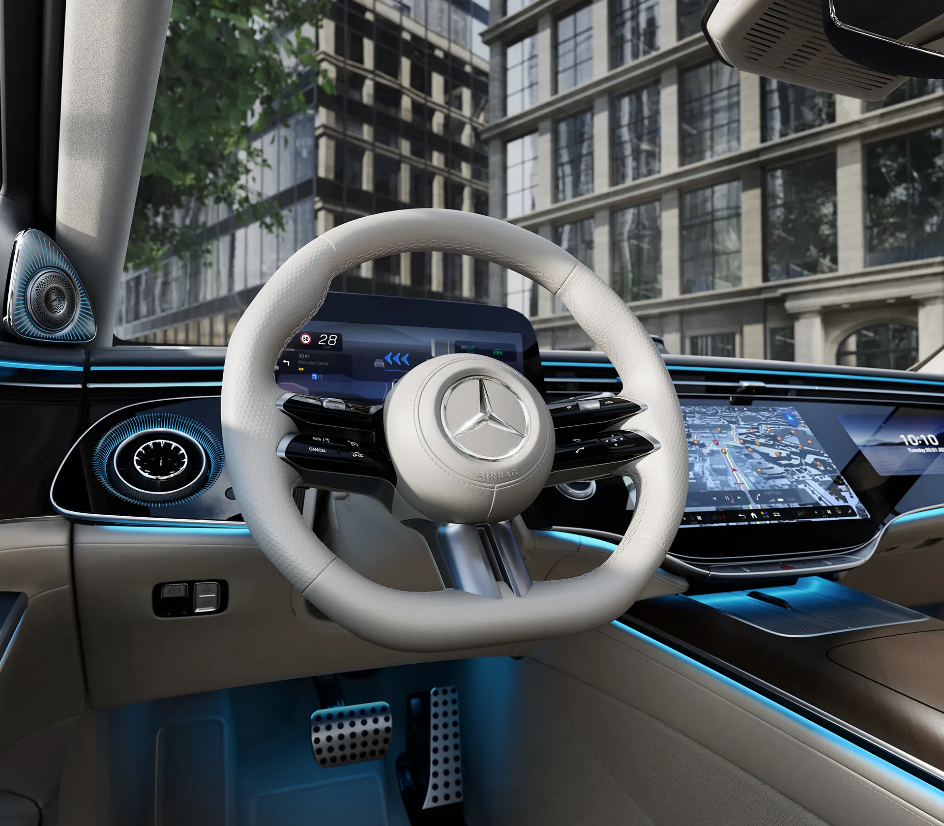 Das Interieur in weiß, mit Fokus auf das Lenkrad der neuen S-Klasse