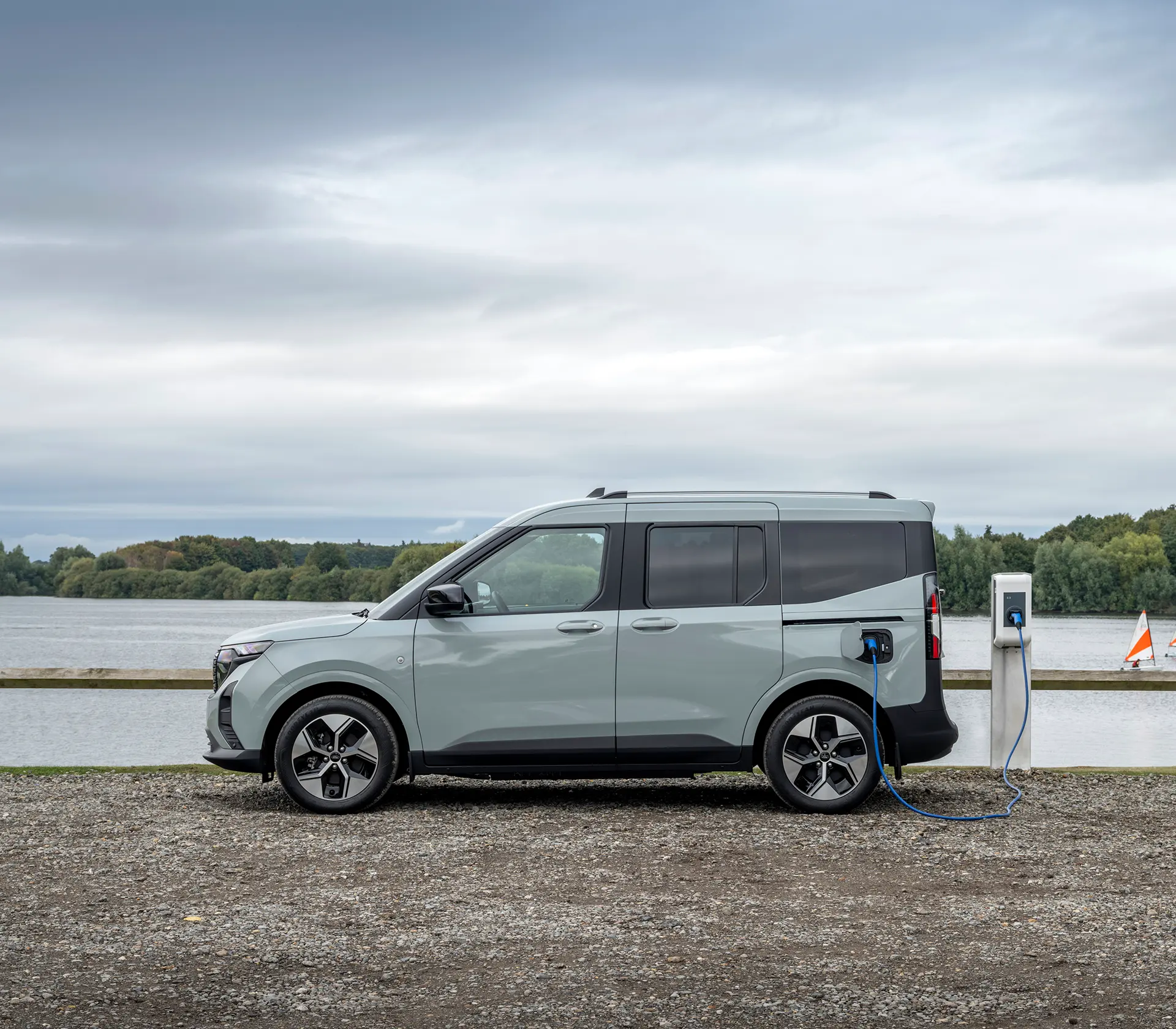 Seitenansicht vom E-Tourneo Courier an der Ladesäule