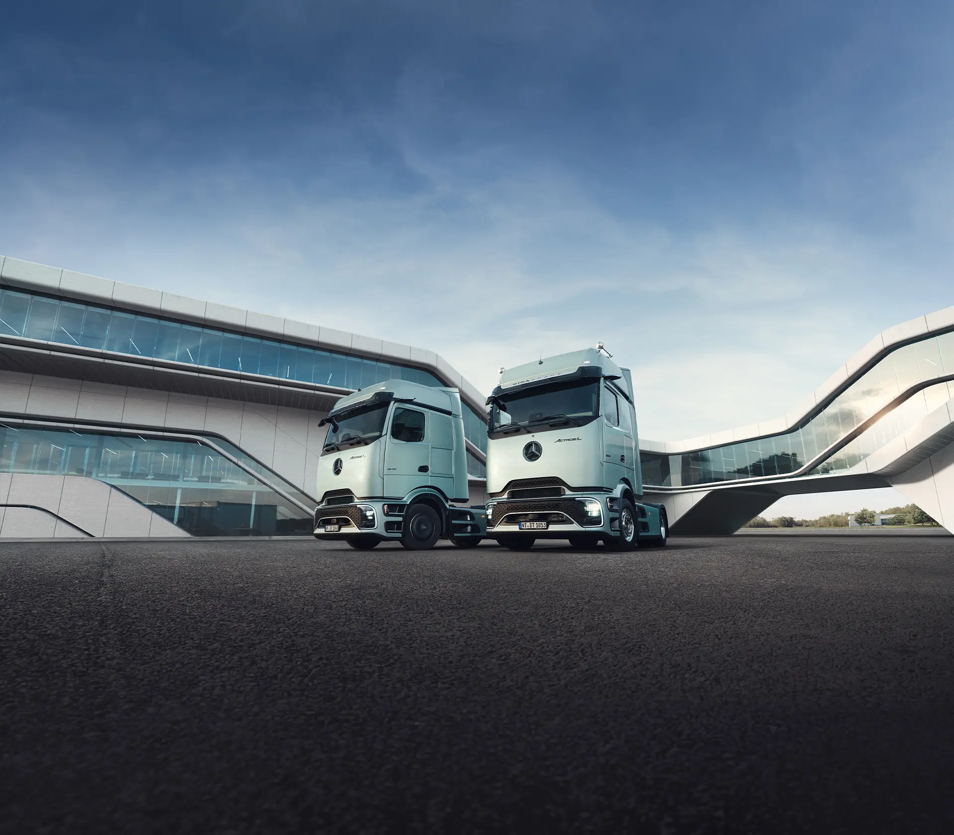 zwei Actros L ProCabins nebeneinander