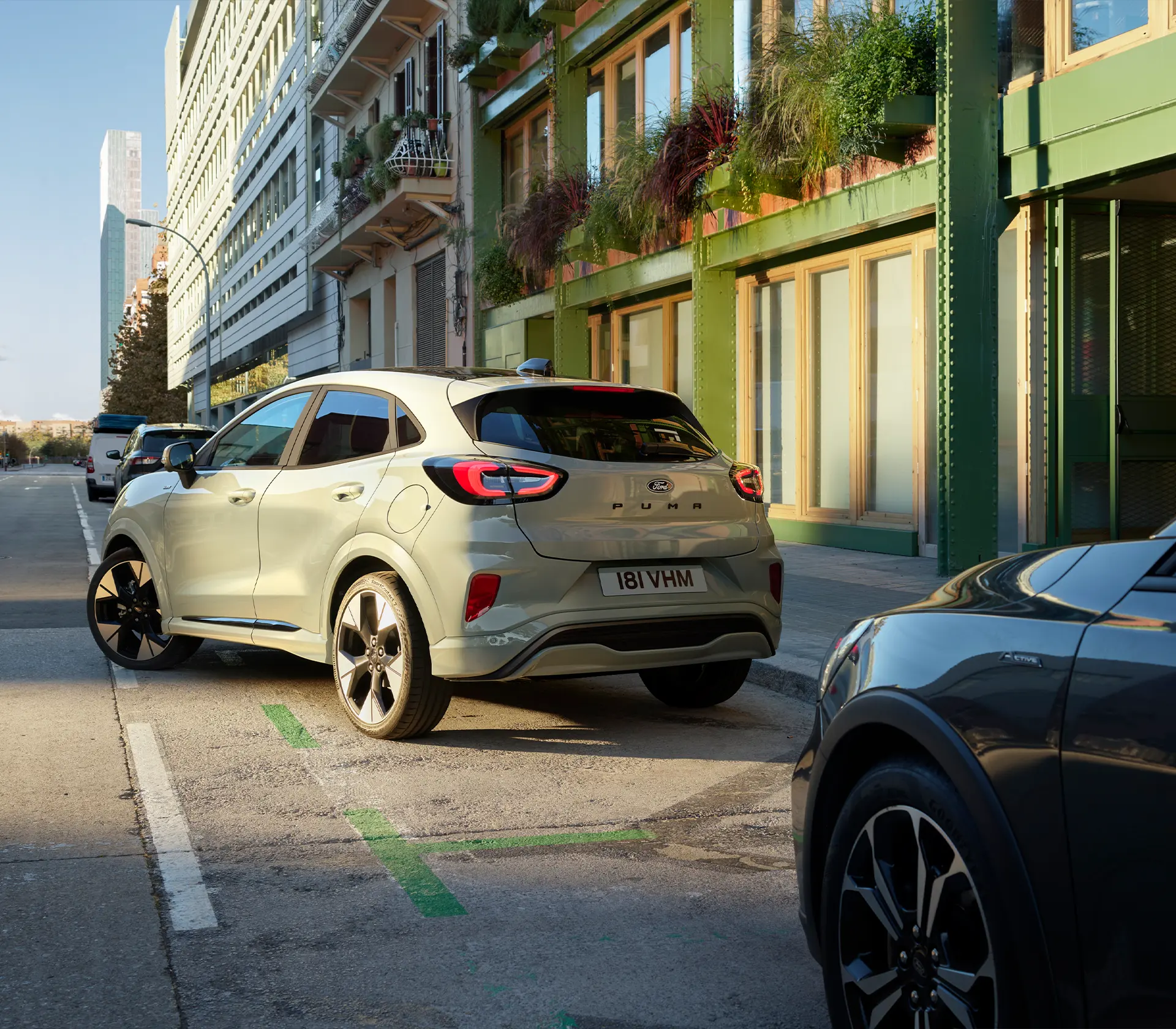 Heckansicht auf den grauen Puma, welcher aus der Parklücke auf die Straße rausfährt