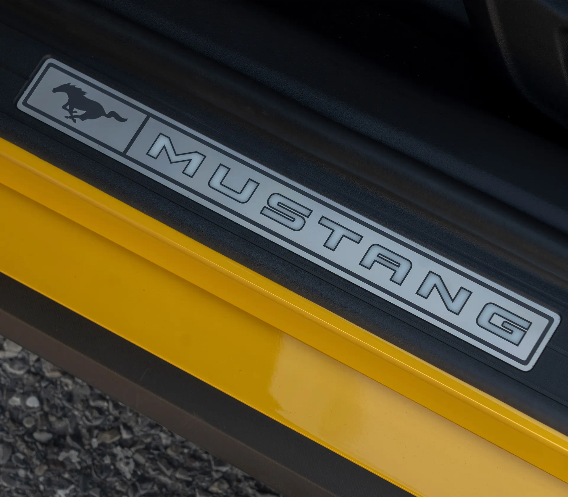 das Mustang Logo an der Beifahrertür