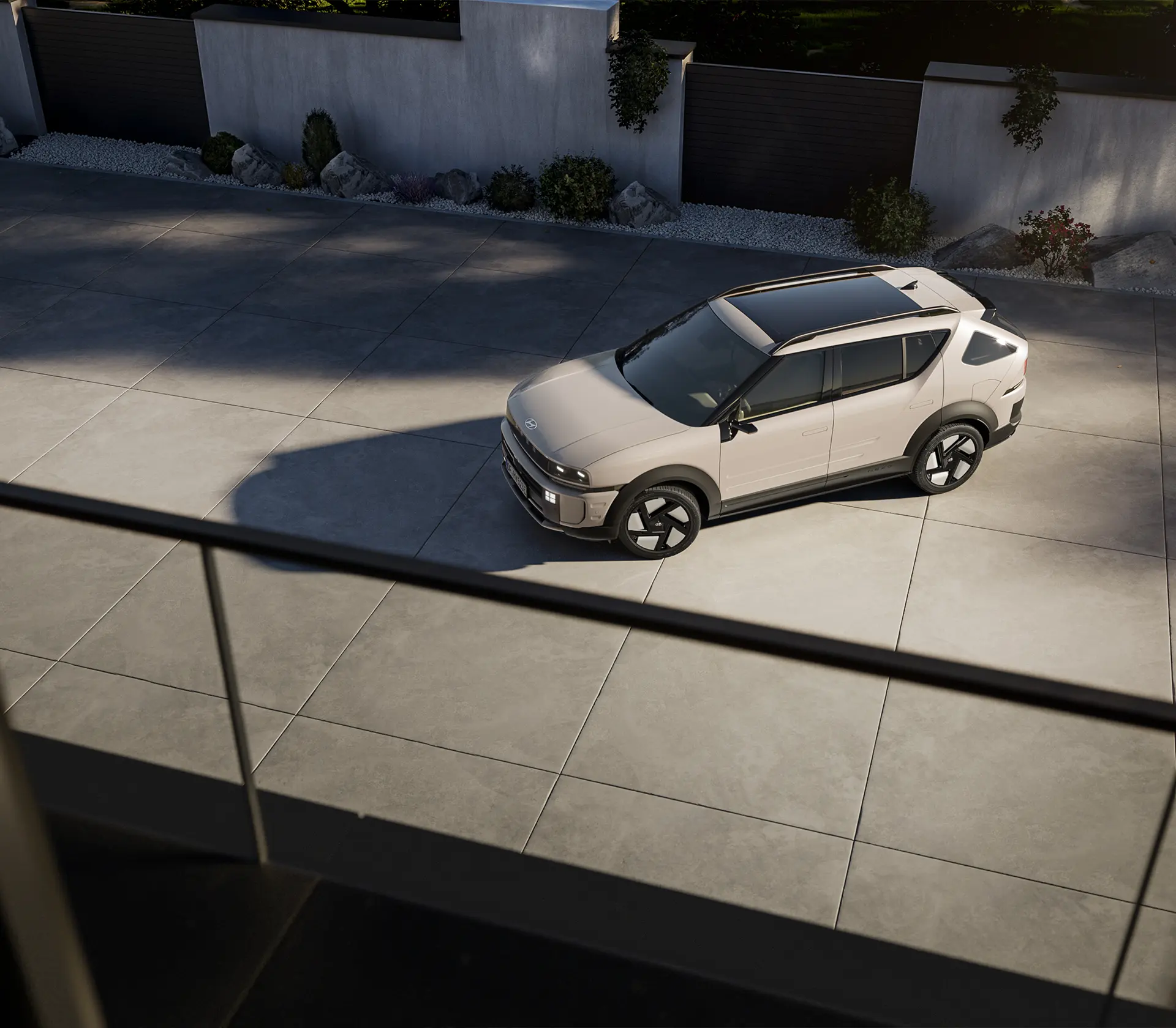 der Hyundai Nexo in einer Einfahrt aus der Vogelperspektive