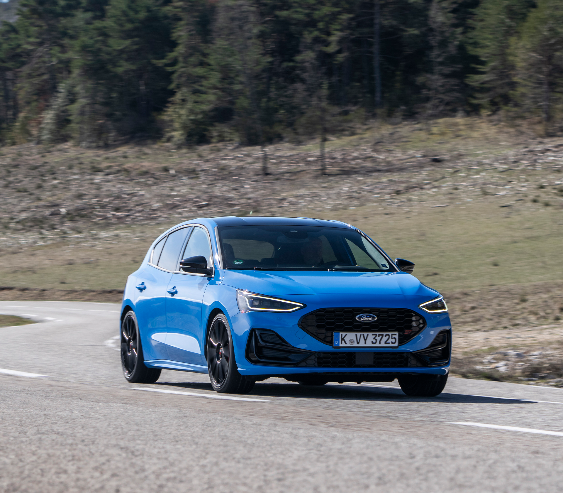 Focus-ST-Front in blau fährt über eine kurvige Straße
