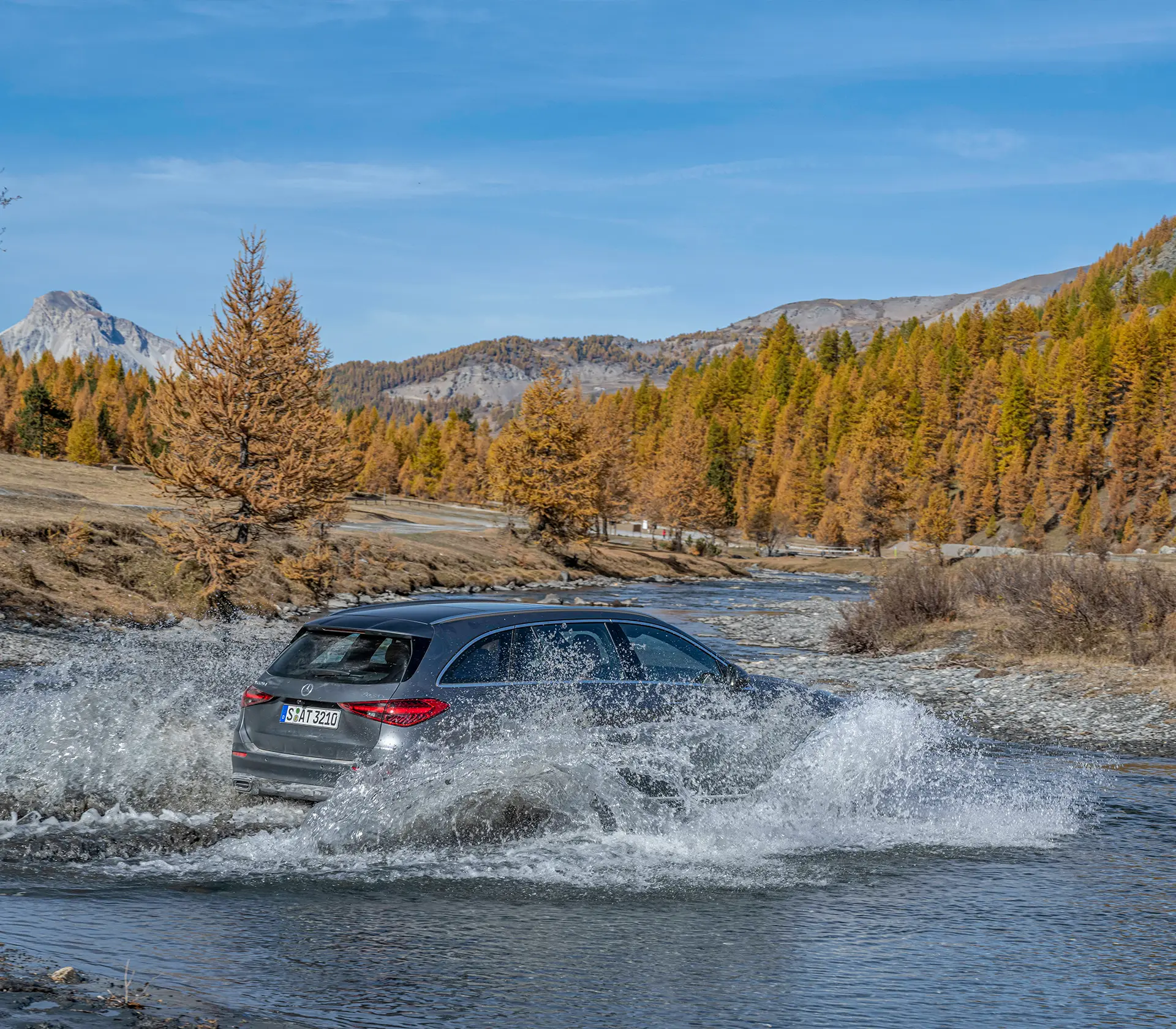 Mercedes-Benz C-Klasse All-Terrain bei der Fahrt durch Wasser
