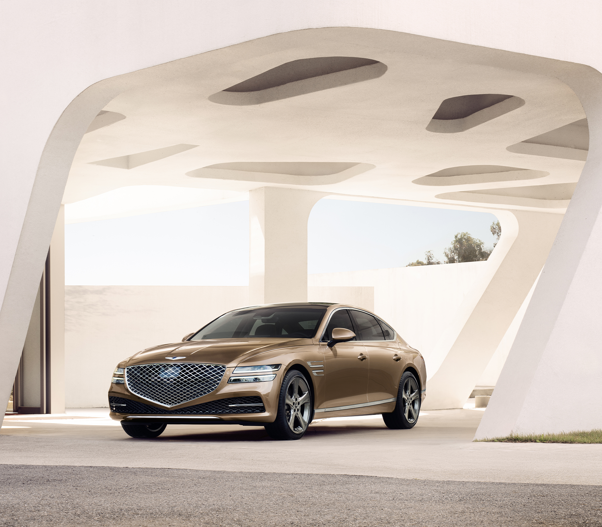 Genesis G80 Front und Seitenansicht sthet geparkt in einer weißen Umgebung 