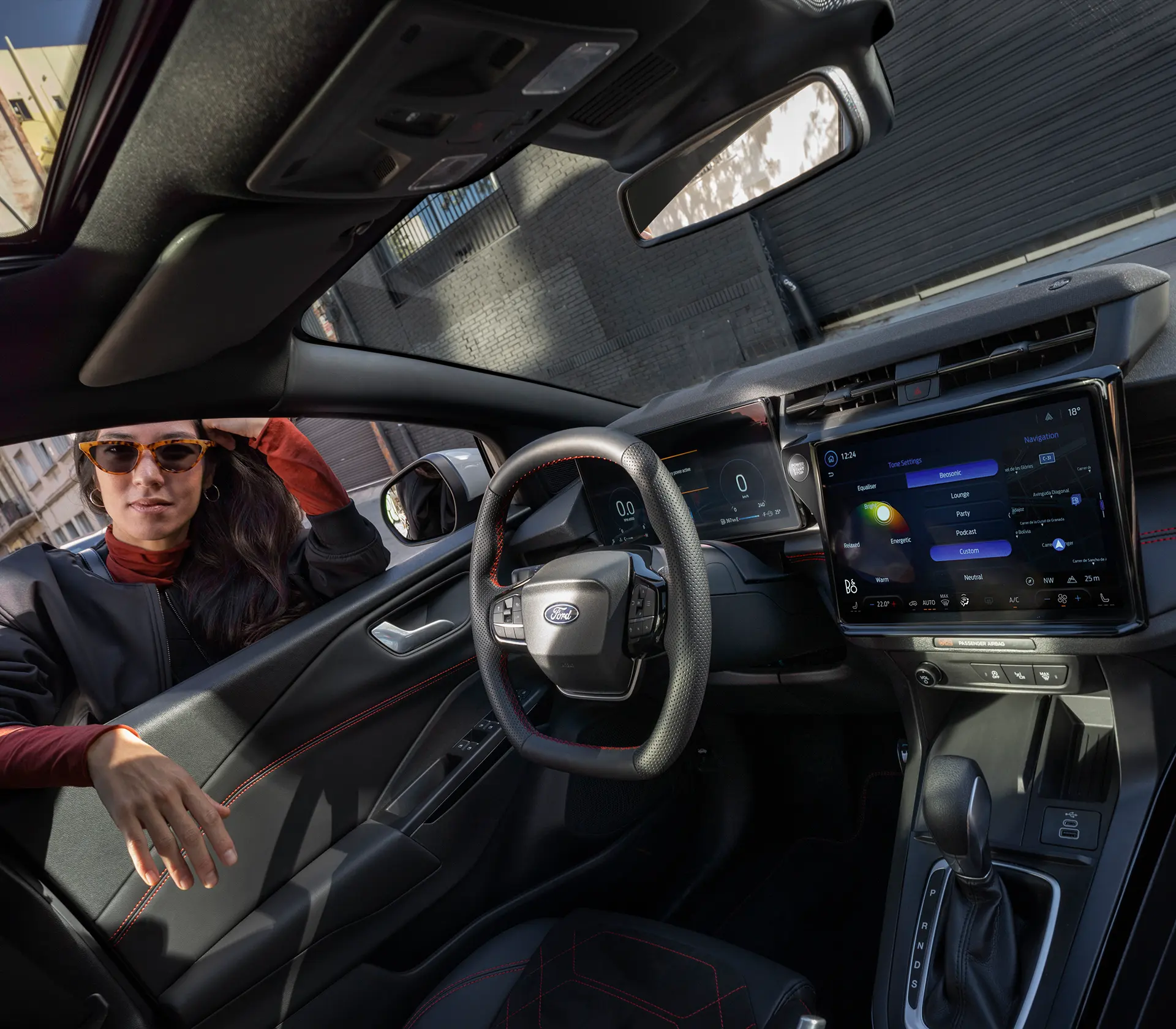 das Interieur des Ford Puma, Frau steht am Fenster ins Auto gelehnt