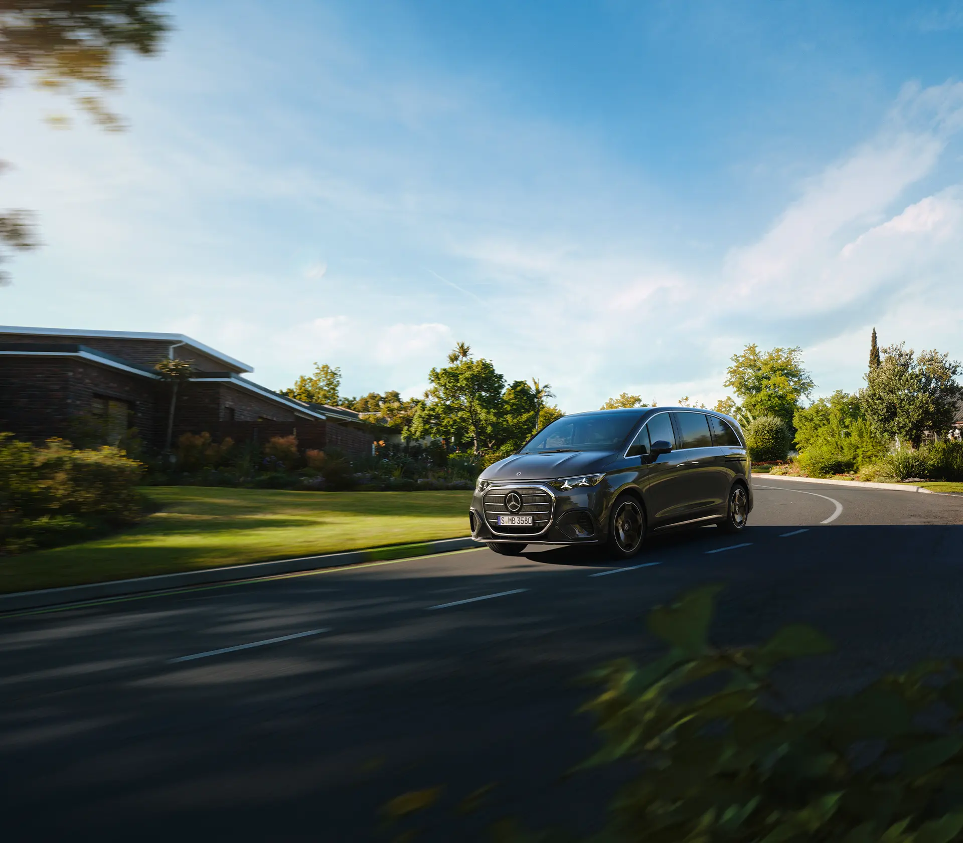 der neue VLE fährt auf der Straße in einer Kurve