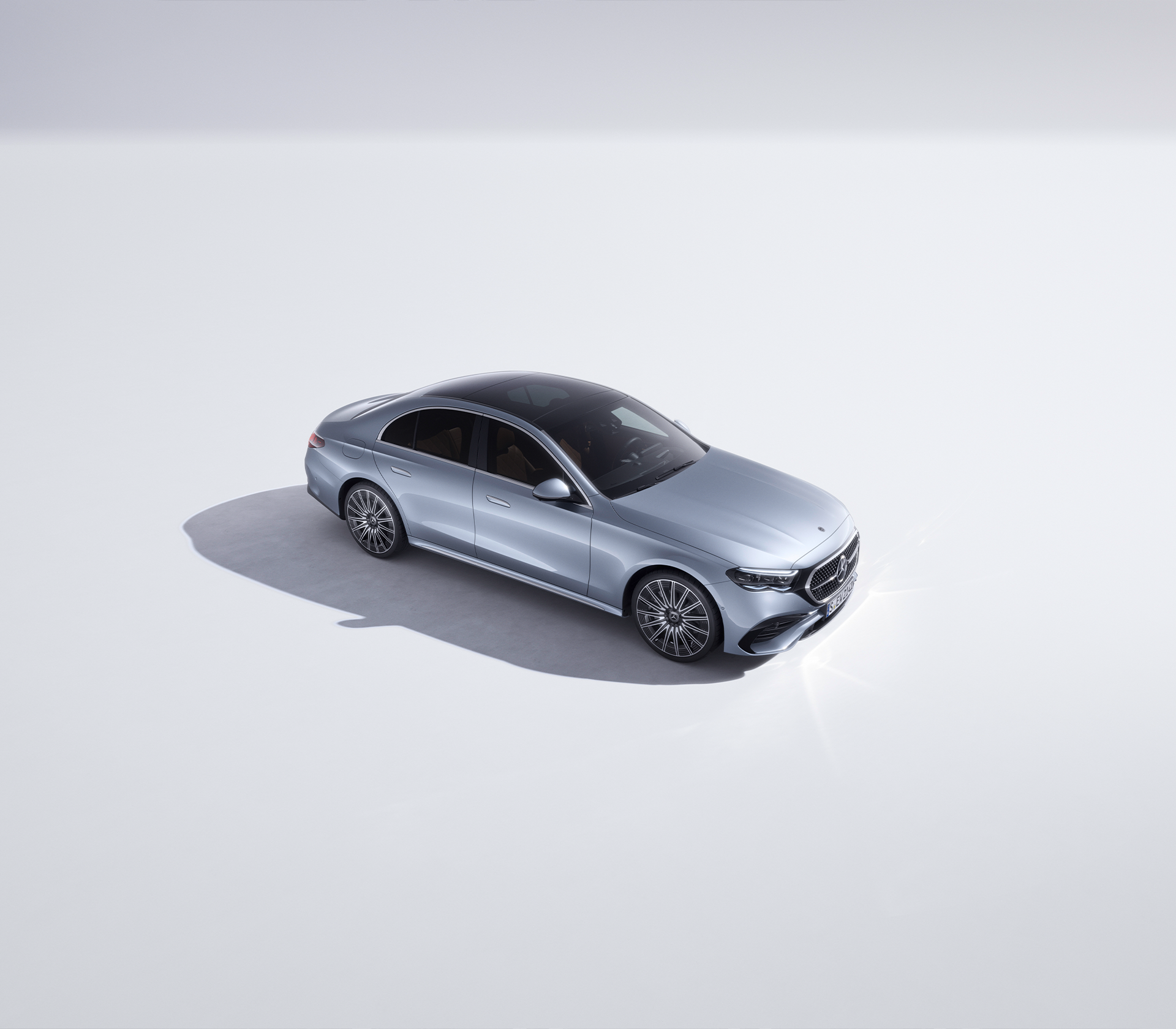 Mercedes-Benz E-Klasse Limousine in Studioumgebung von der Seite