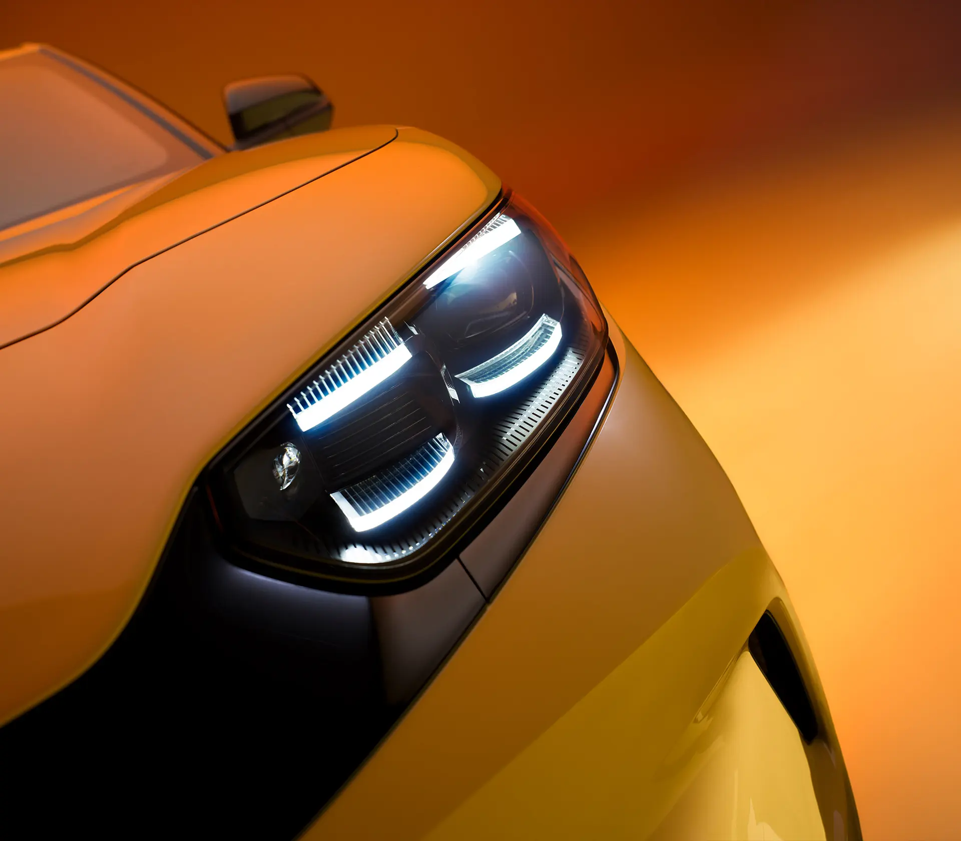 Detailaufnahme vom Scheinwerfer des gelben Capri