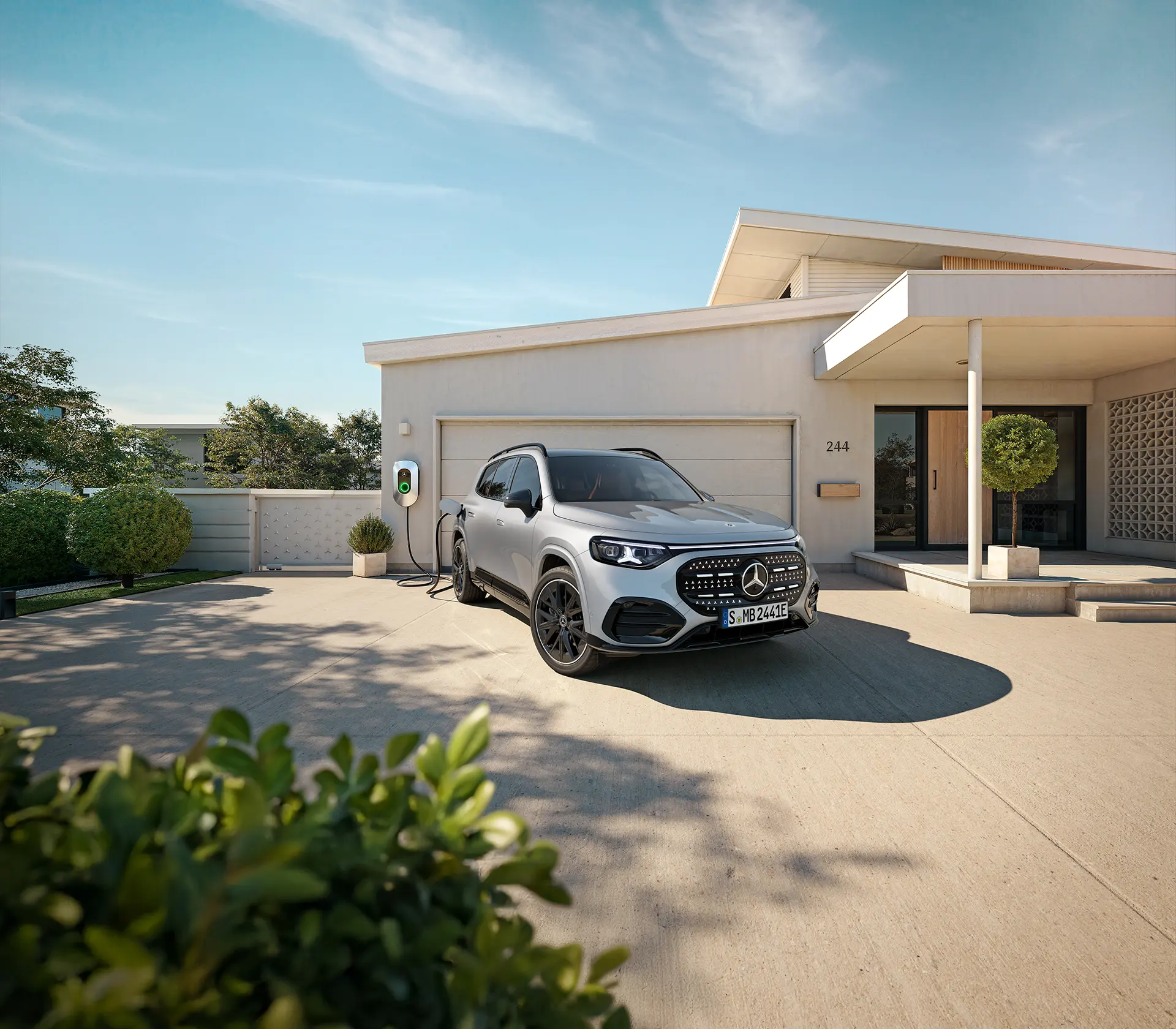 GLB vor einem Haus an der Ladestation angeschlossen