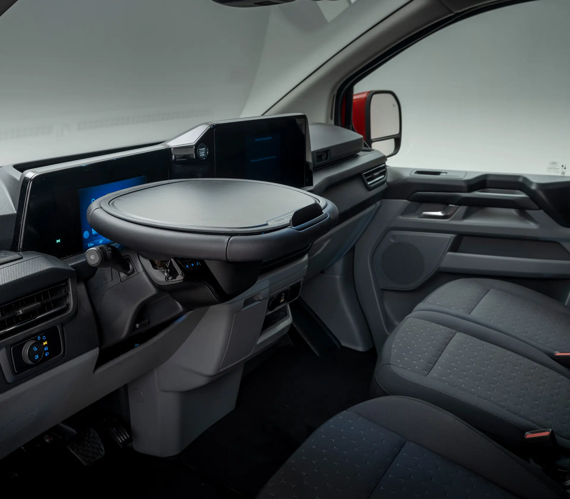 Platte auf dem Lenkrad beim Transit-Custom, welche als Arbeitsfläche genutzt werden kann