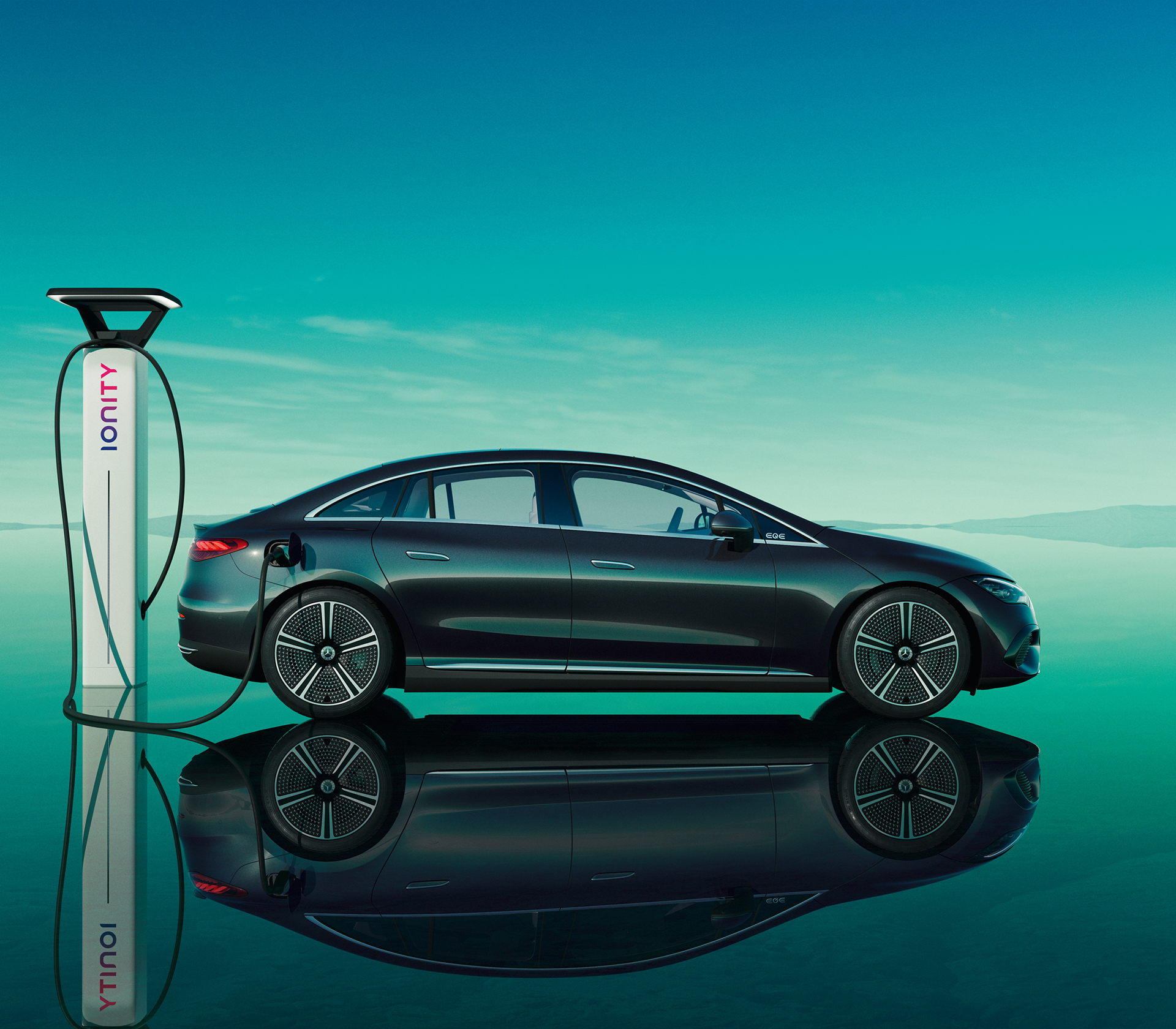 Mercedes-Benz EQE Limousine mit grun-blauem Hintergrund beim Laden.