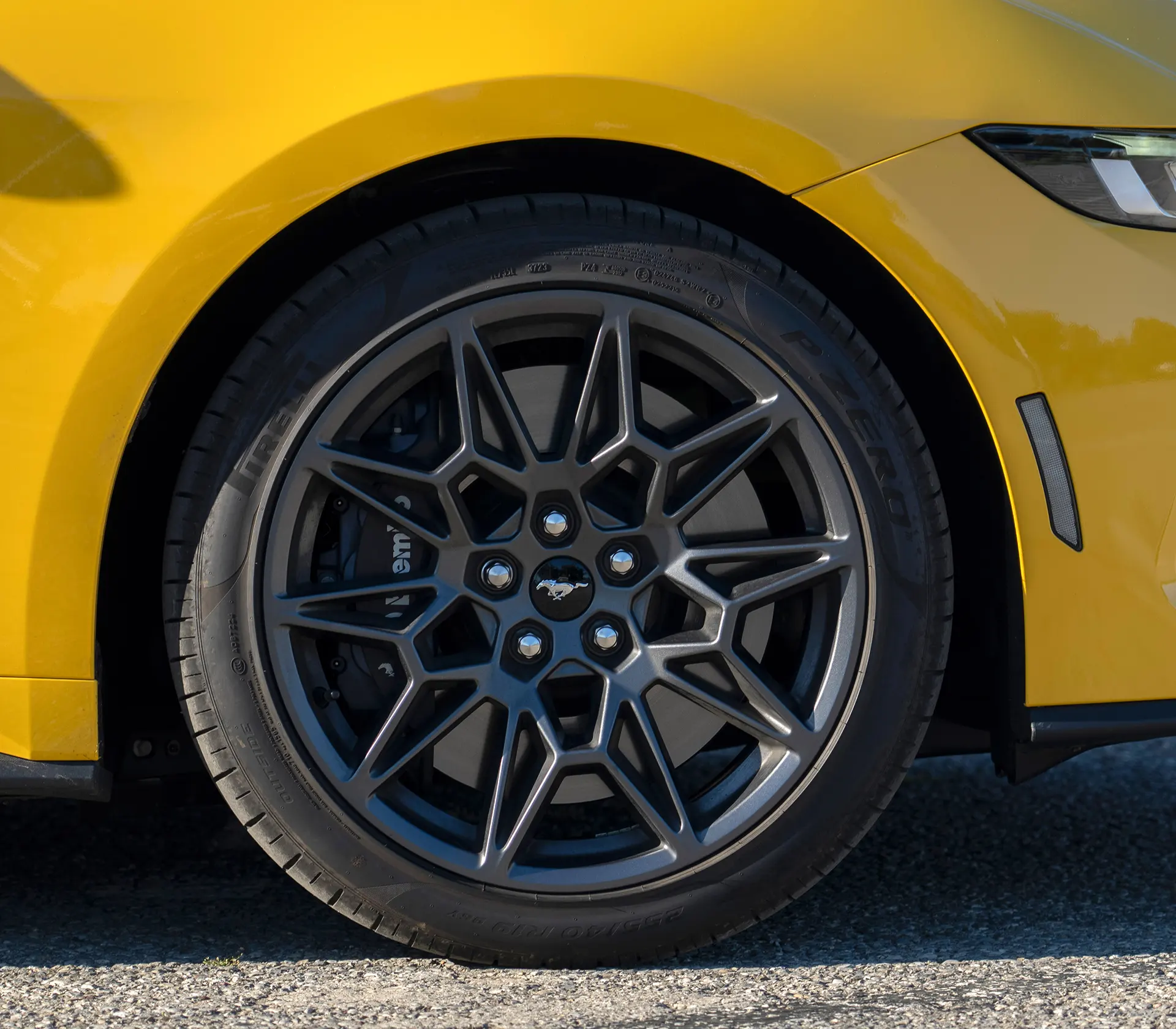 Rad/Reifen/Felge eines gelben Ford Mustang