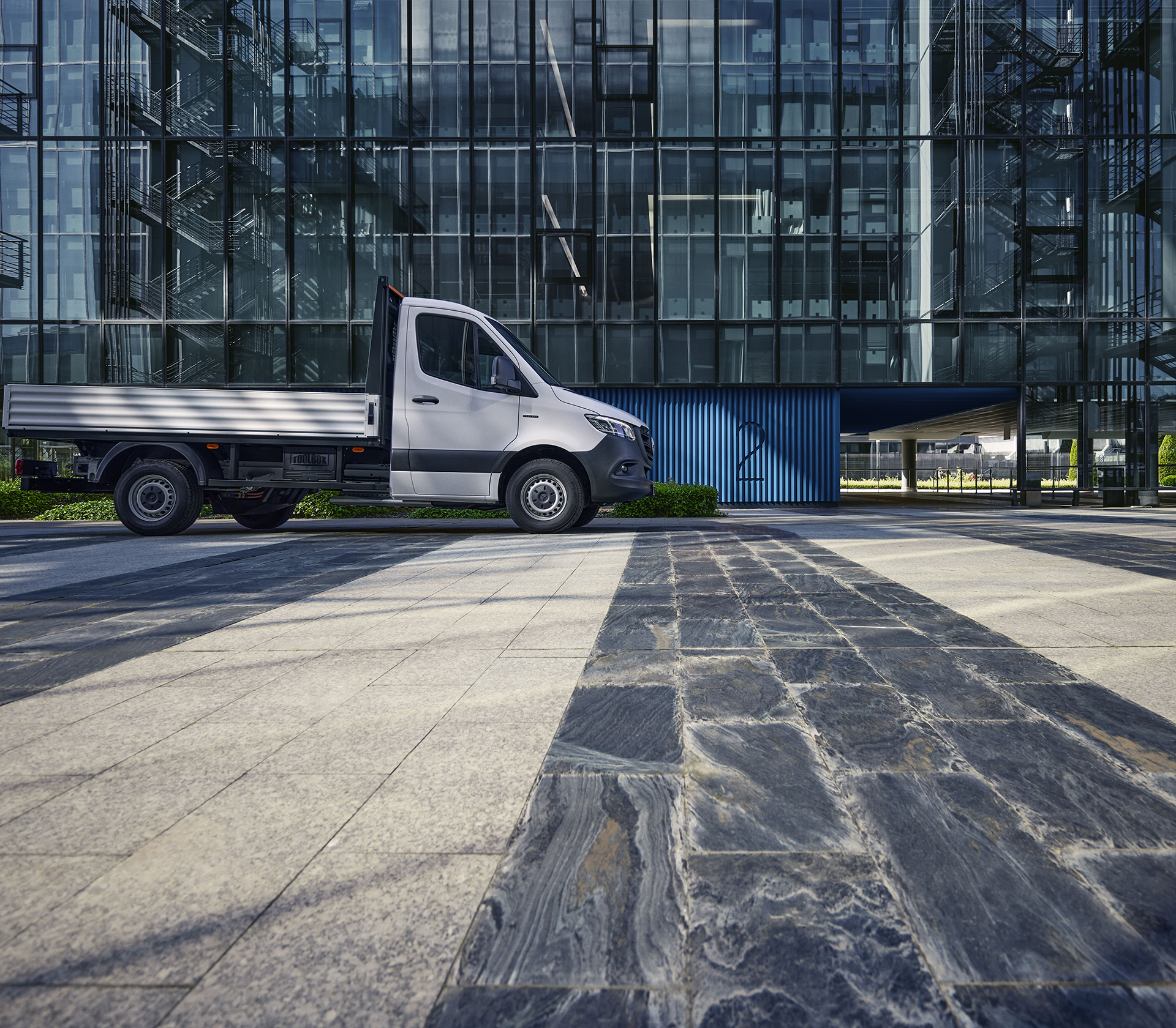 Mercedes-Benz e-Sprinter vor einem Glasgebäude