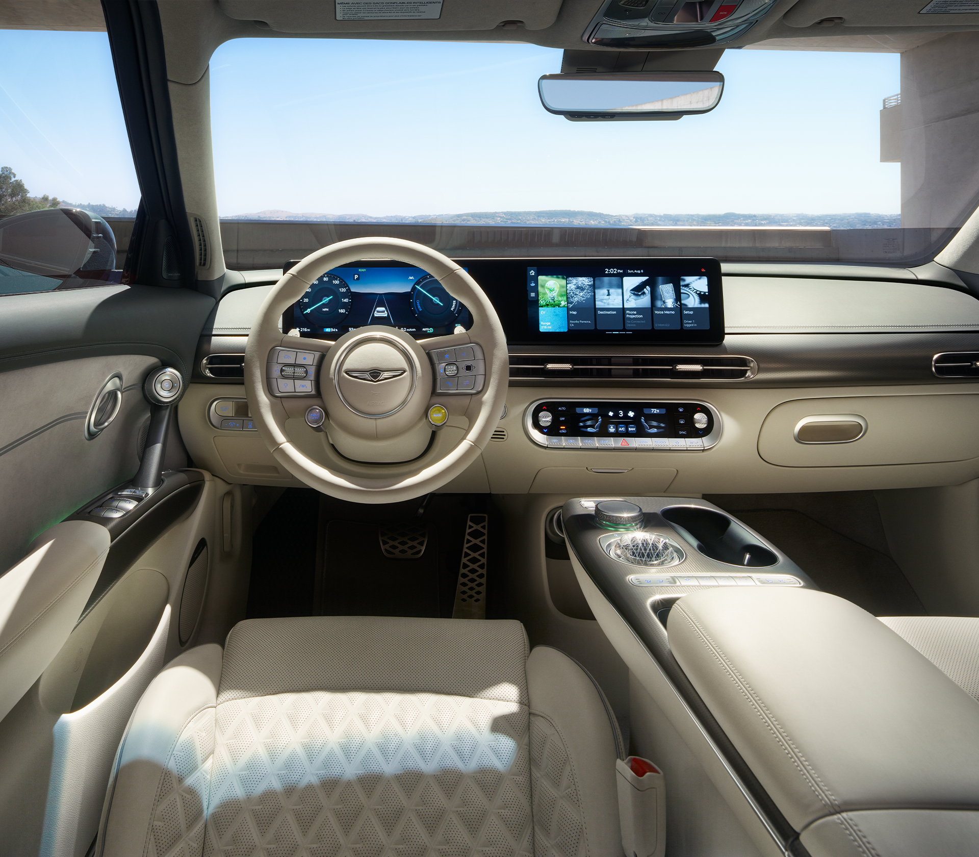 Genesis GV 60 Innenraumansciht von dem Fahrersitz auf den weißen Innenraum, das Lenkrad und den Bildschirm