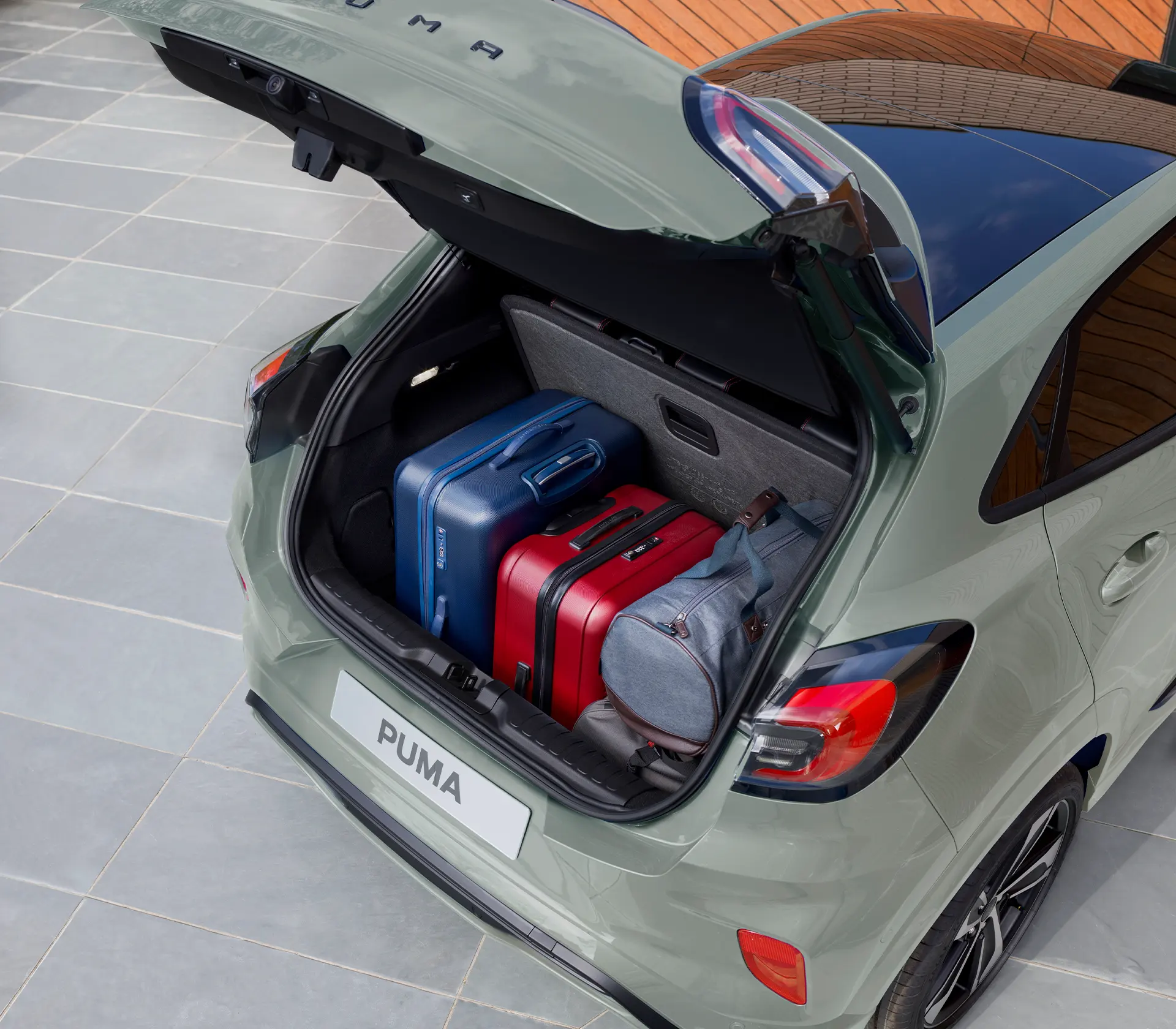 der Kofferraum des Puma gefüllt mit Koffern
