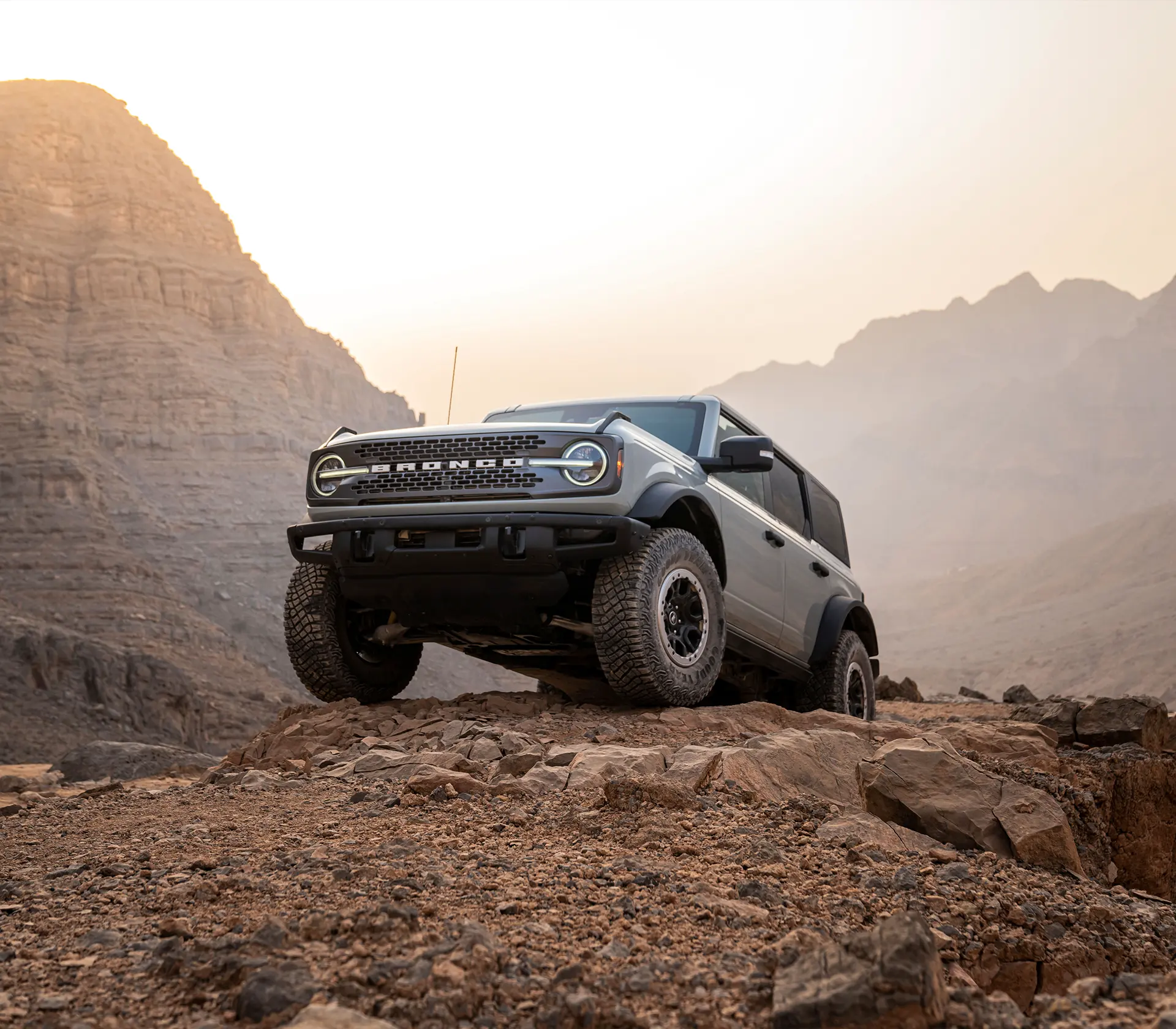 der Ford Bronco auf einer Klippe in Frontansicht