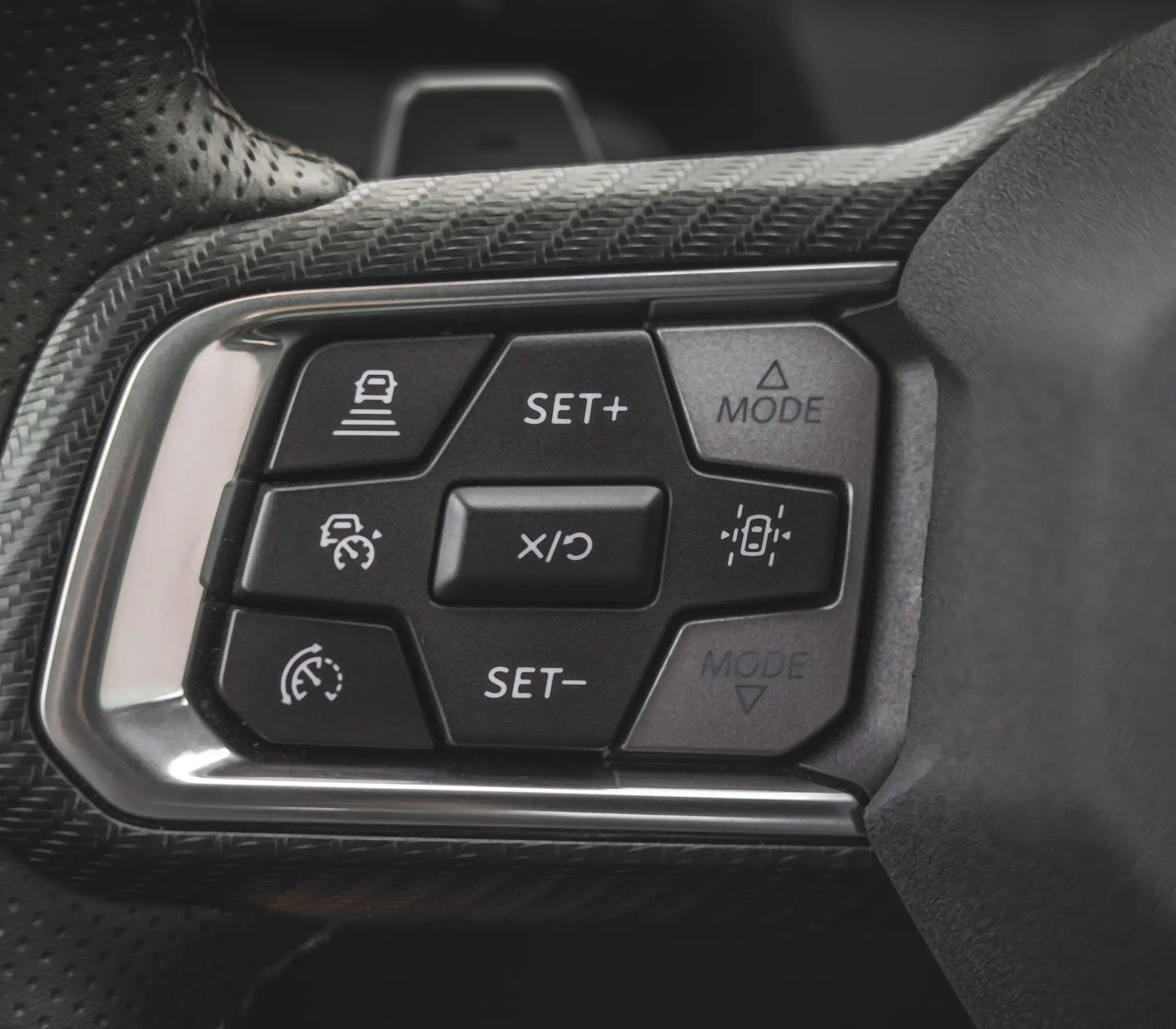 verschiedenste Knöpfe am Lenkrad des Ford Mustang