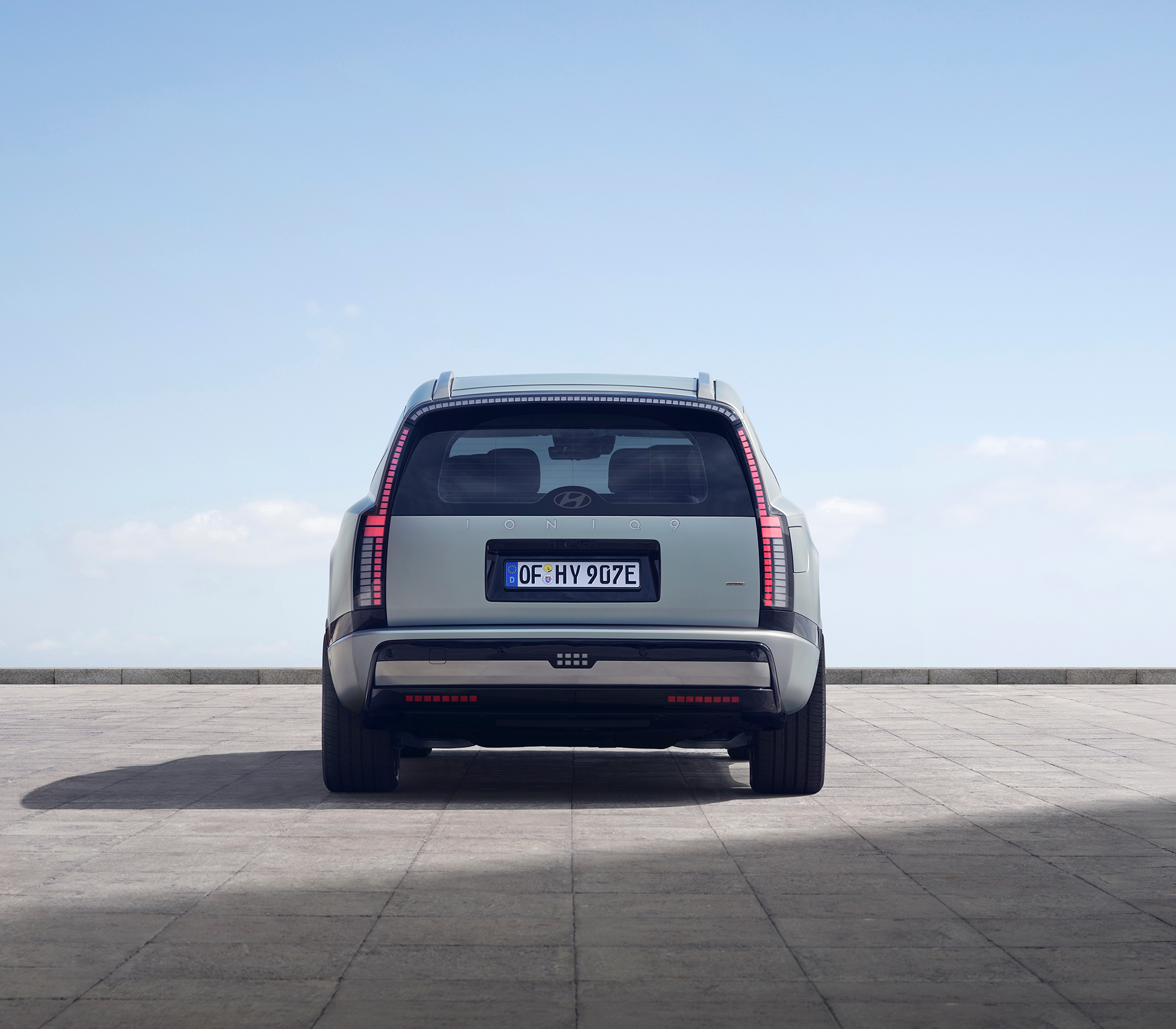 Hyundai IONIQ 9 Heckansicht mit dem Himmel im Hintergrund