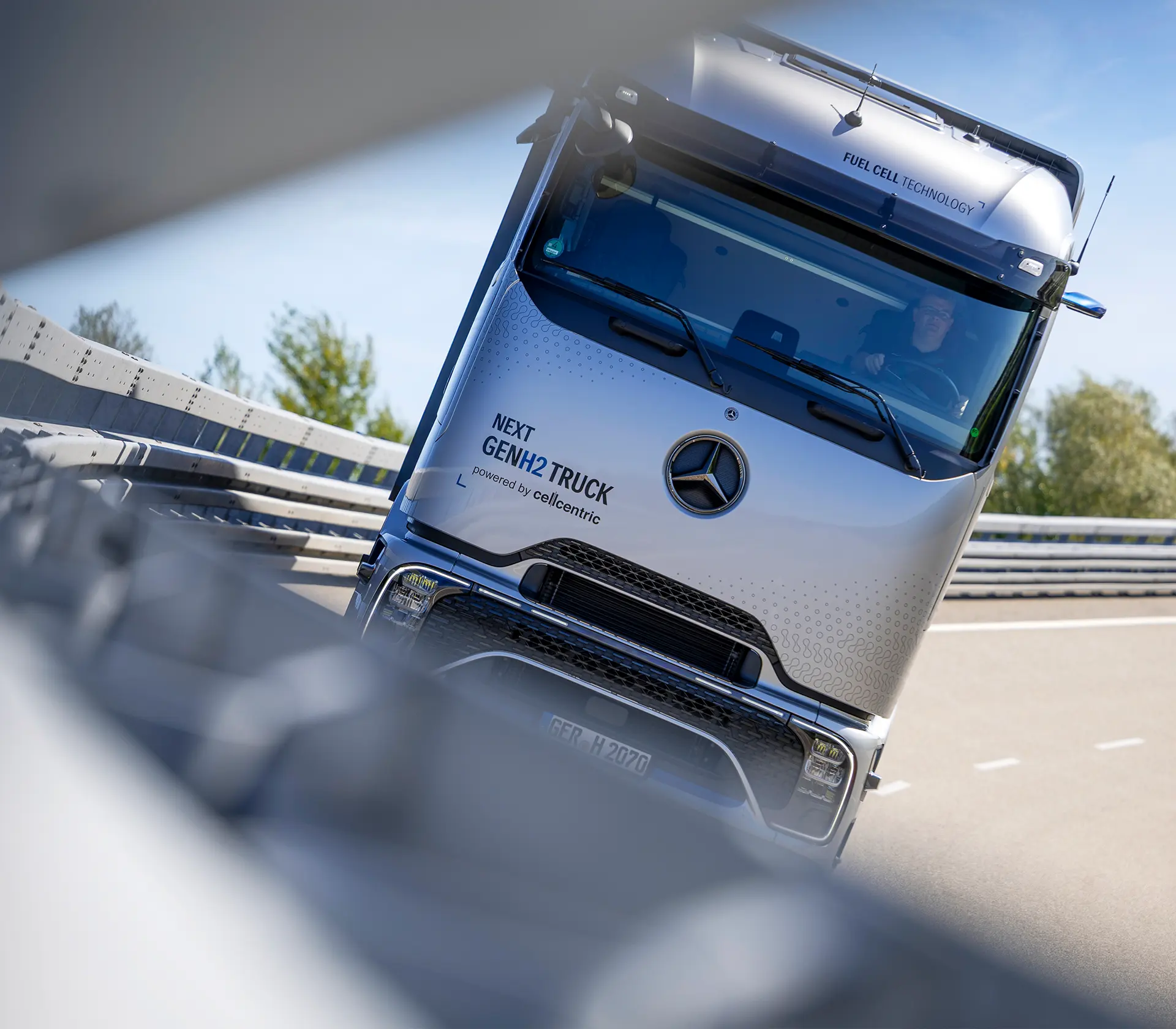 NextGenH2 Truck fährt Schief auf der Autobahn in einer Kurve