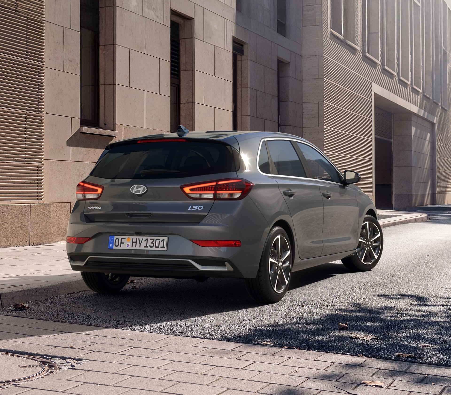 Hyundai i30 MY25 Heckansicht in einer Hofeinfahrt