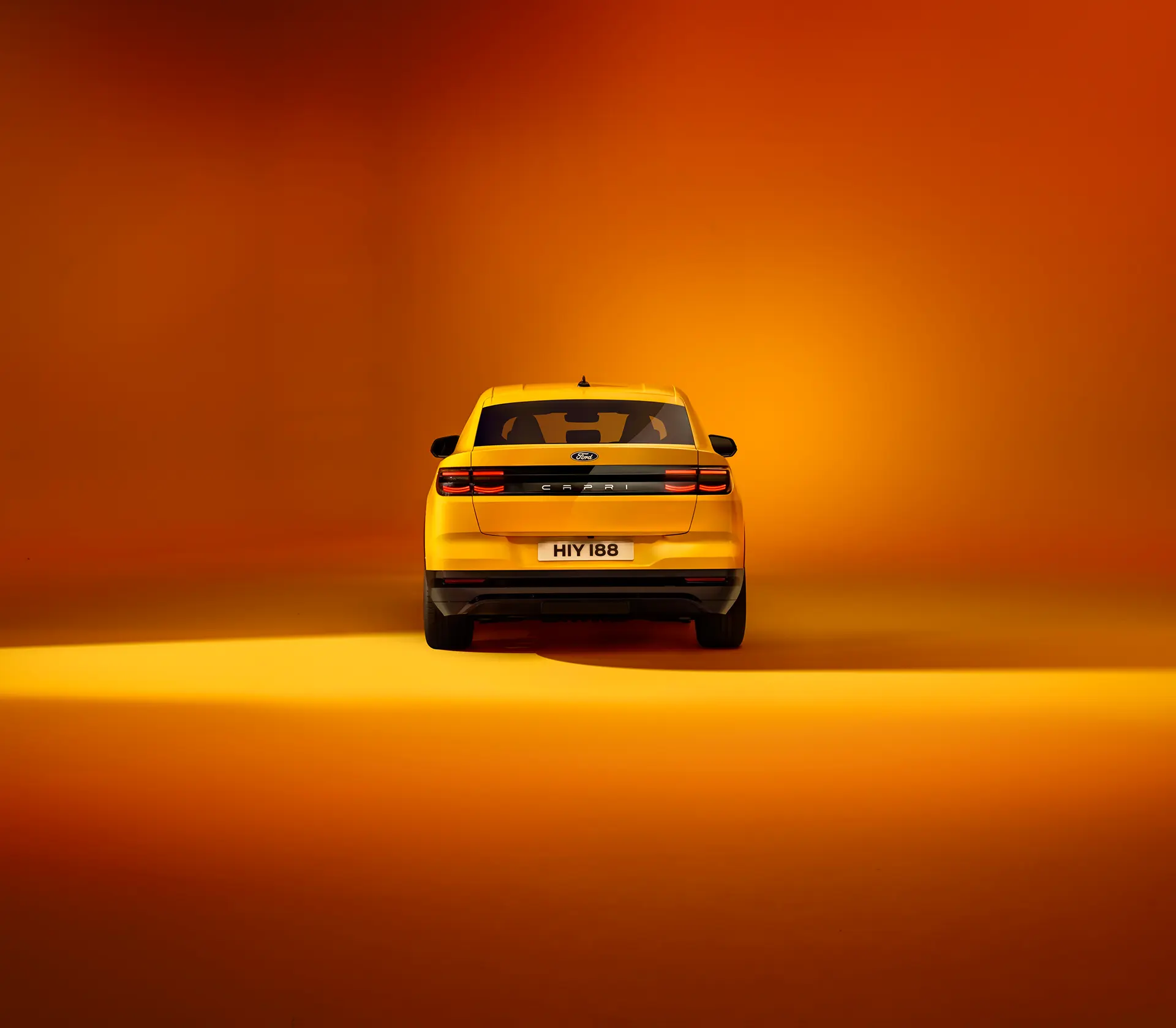 gelber Capri in einer komplett Orangenen Kulisse in der Heckansicht