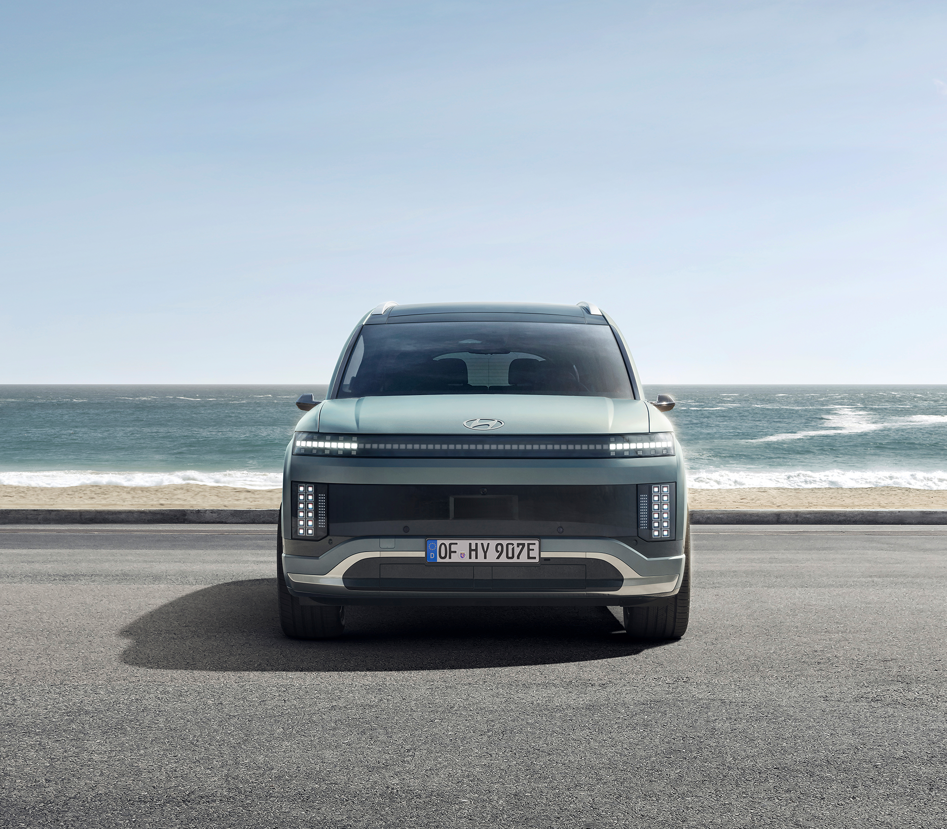Hyundai IONIQ 9 Frontansicht mit dem Meer im Hintergrund